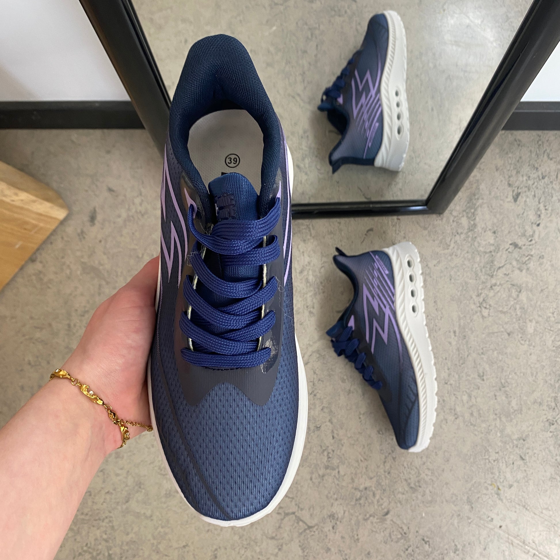 Blå letvægts sneakers i mesh med stødabsorberende sål