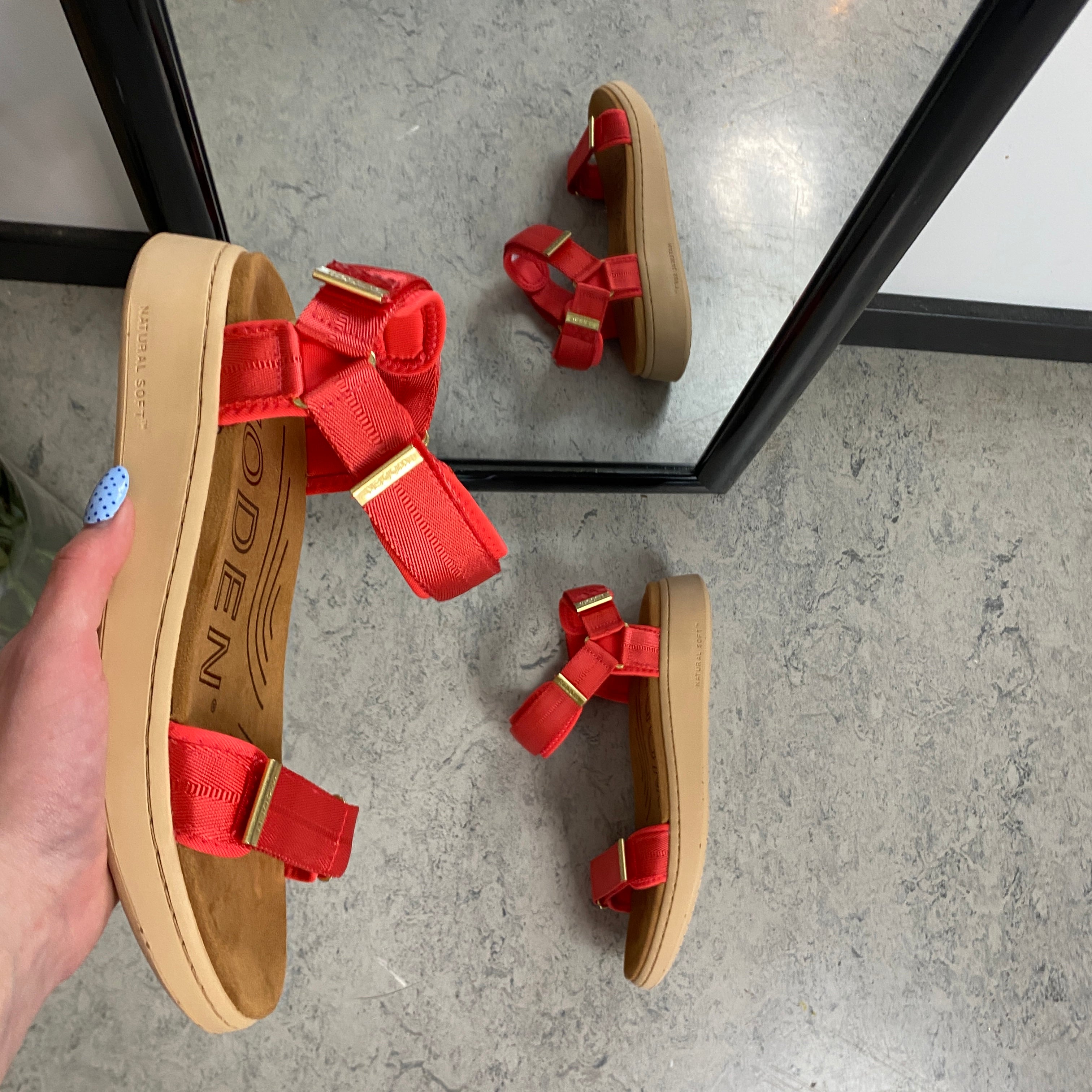 Woden sandal i rød – Let komfort med karakter