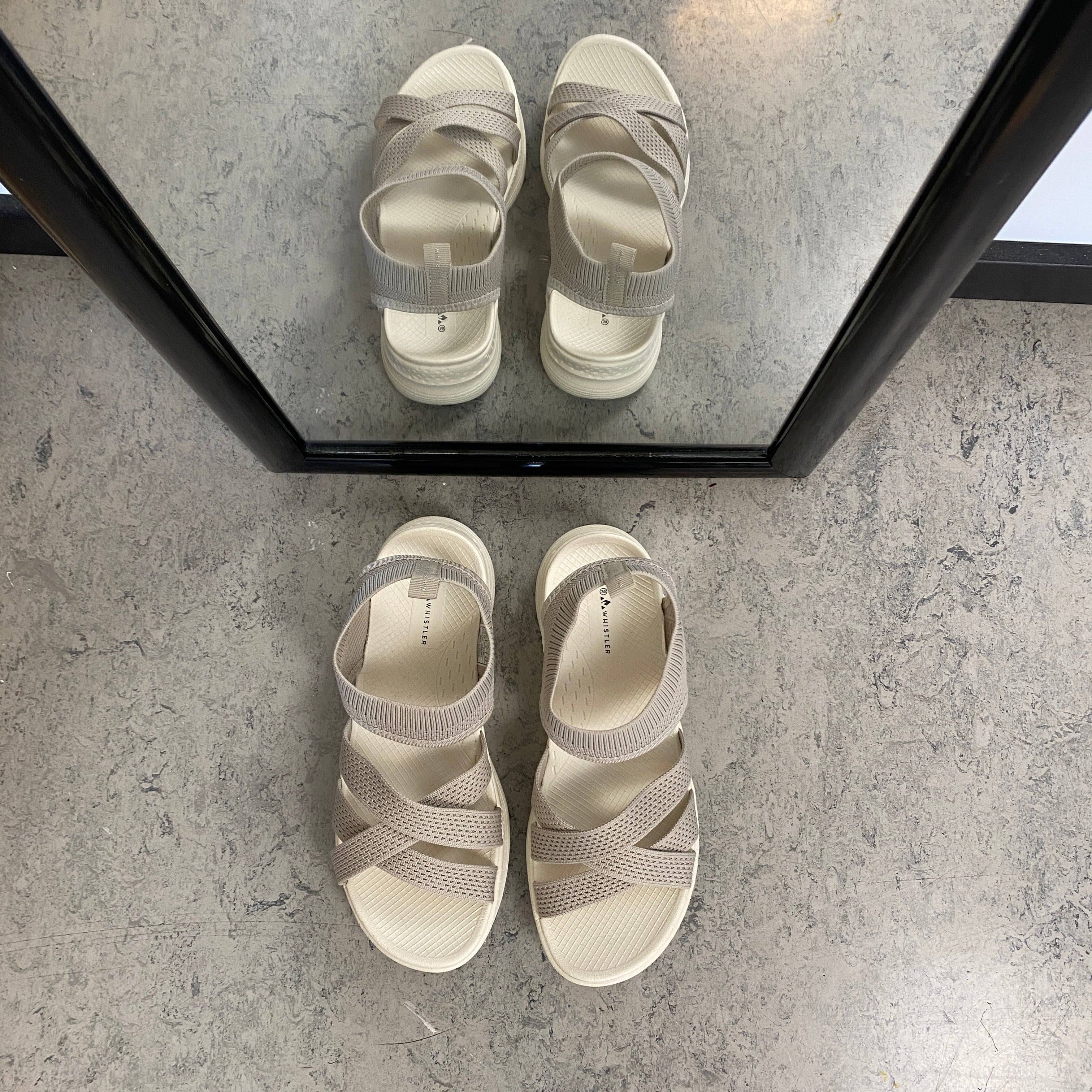 Whistler sandal i beige med elastisk pasform og god stødabsorbering