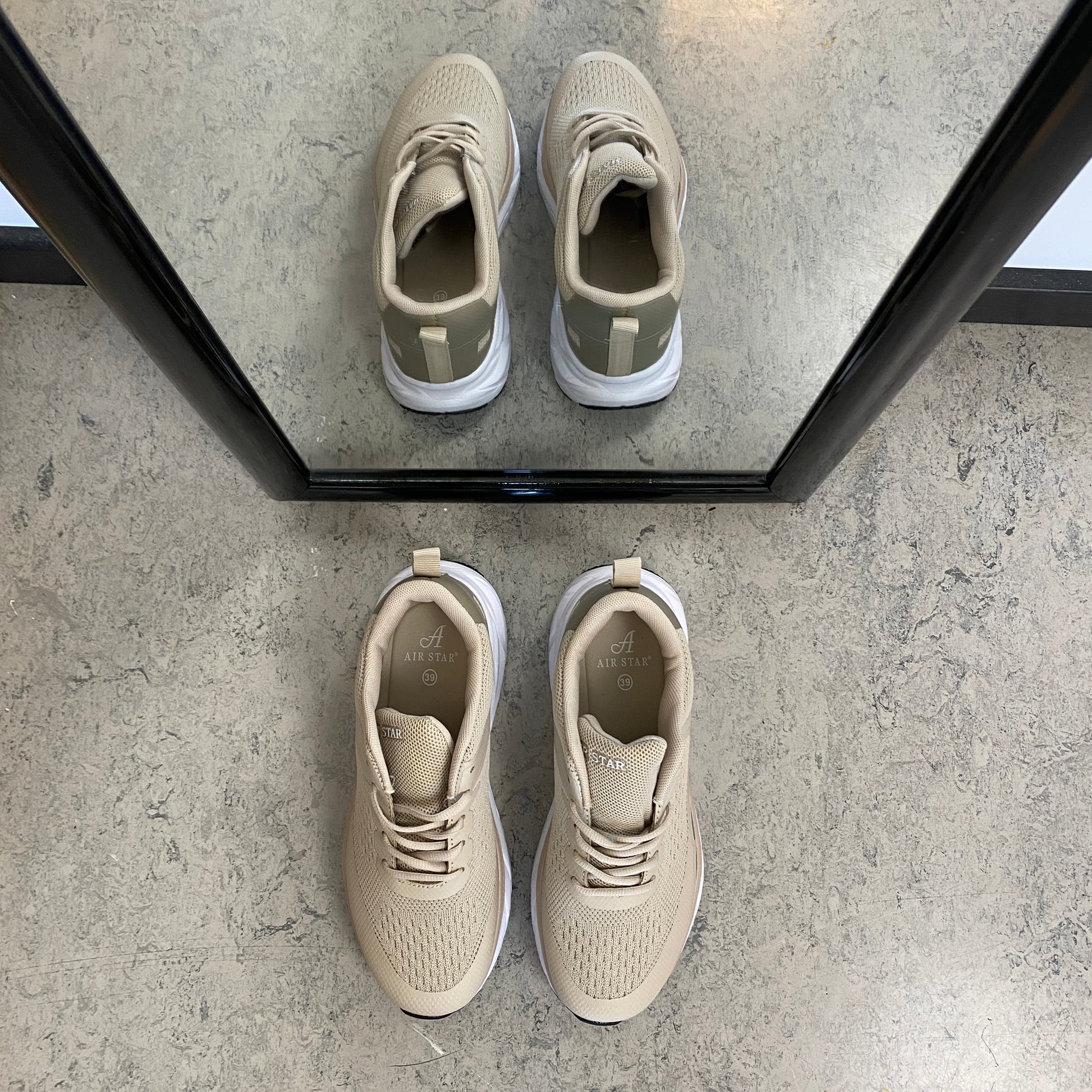 Letvægts komfort sneaker i åndbart mesh med stødabsorbering