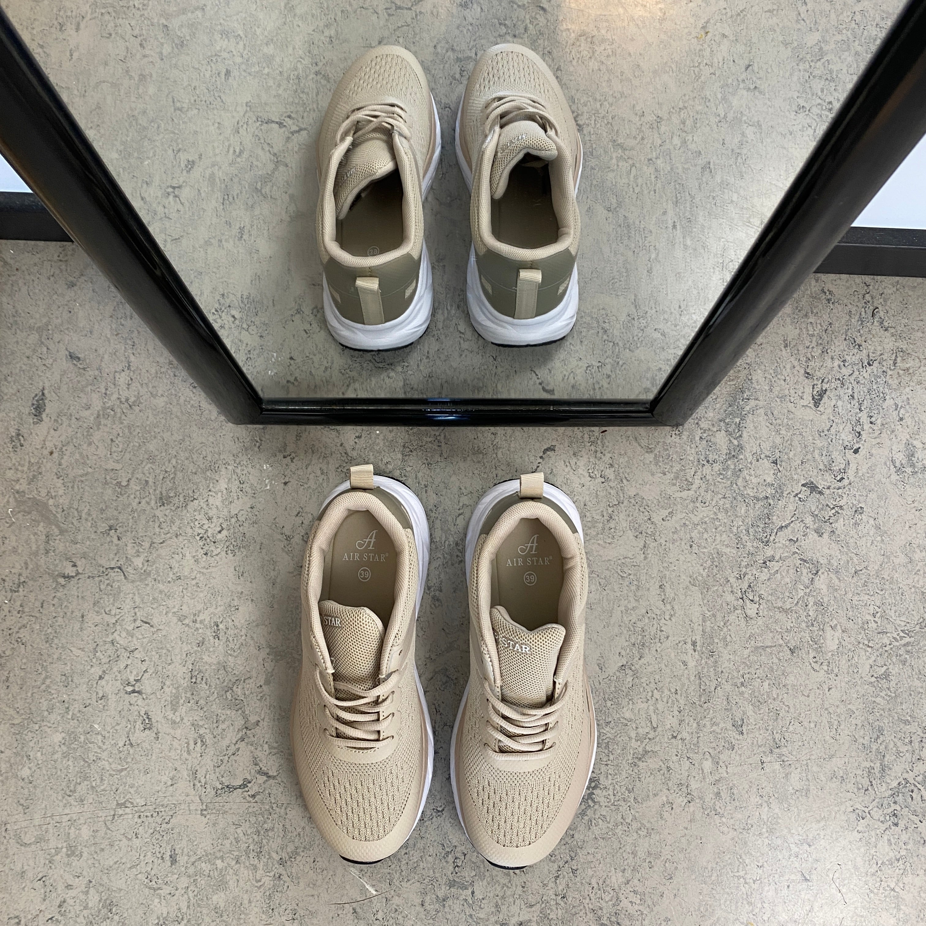Letvægts komfort sneaker i åndbart mesh med stødabsorbering