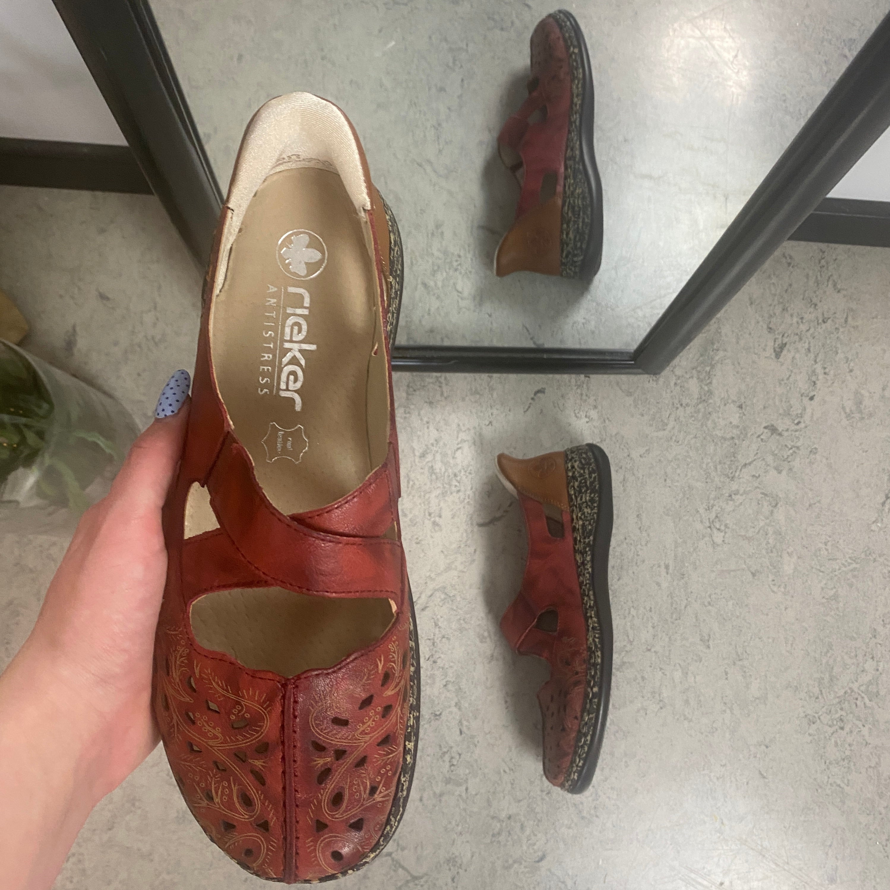 Rieker Ready 2 Go sko – rød dame sneaker der er nem at træde i