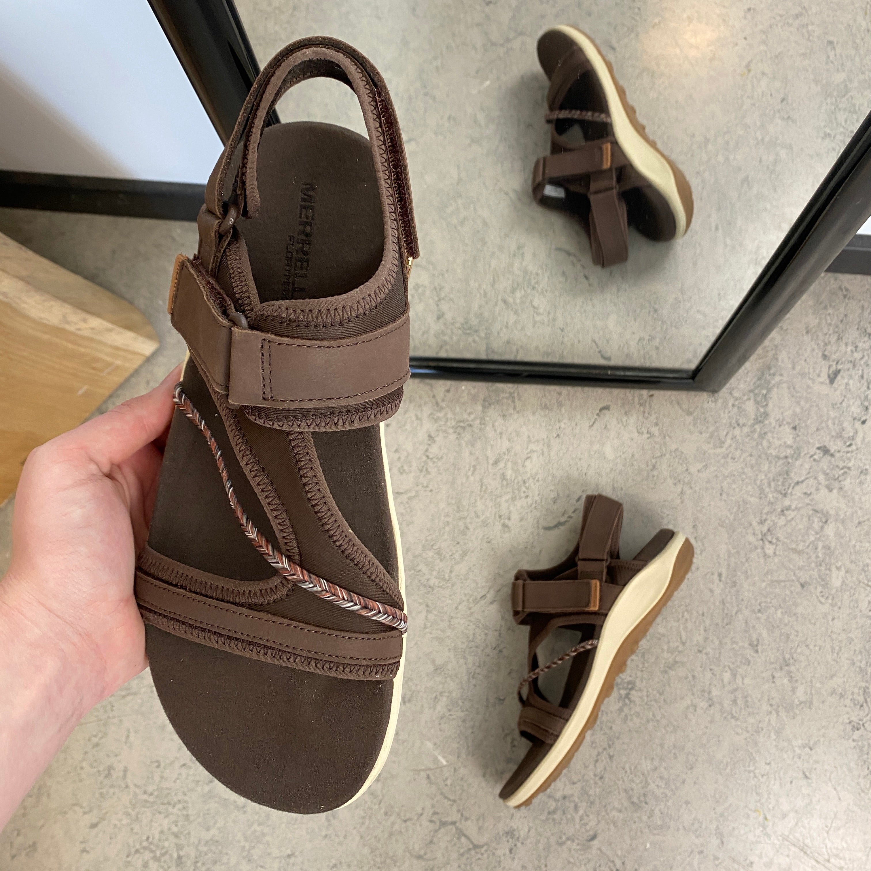 Brun Merrell sandal – let & komfortabel sandal med justerbar pasform