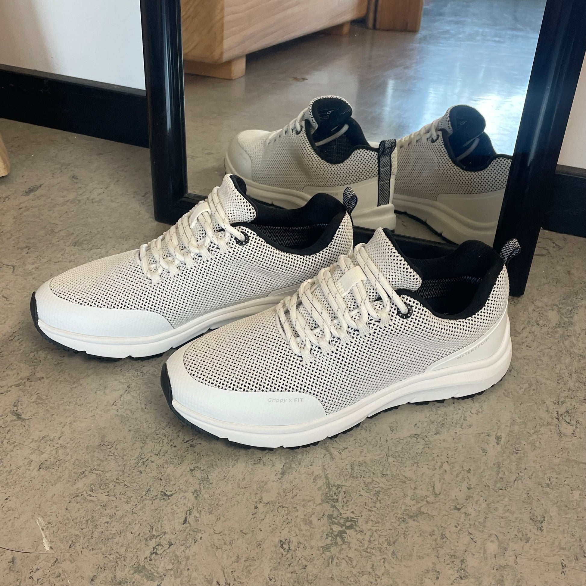 Vandafvisende komfort sneaker i hvid med skridhæmmende sål