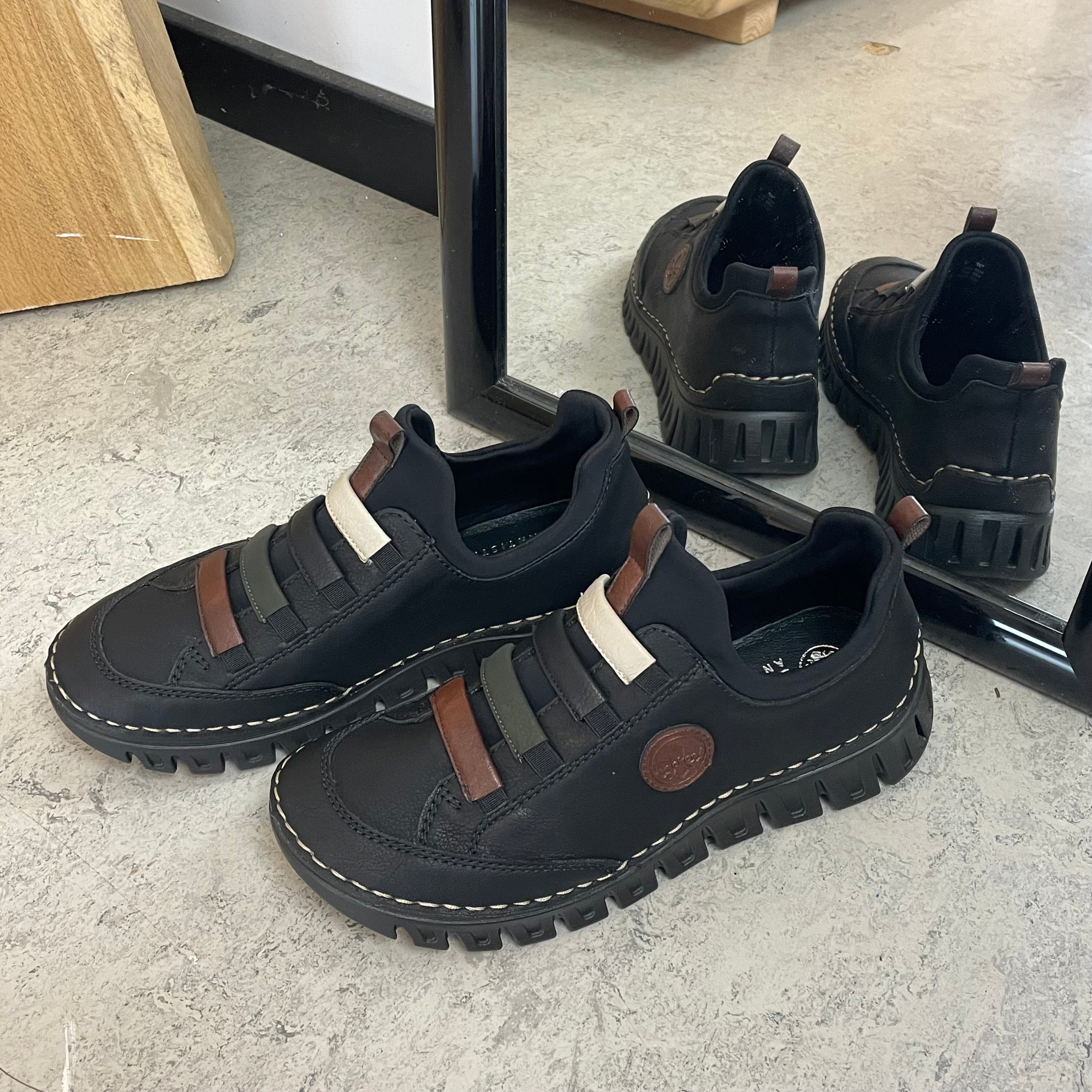 Rieker sko til dame i sort – fleksibel slip-on komfort