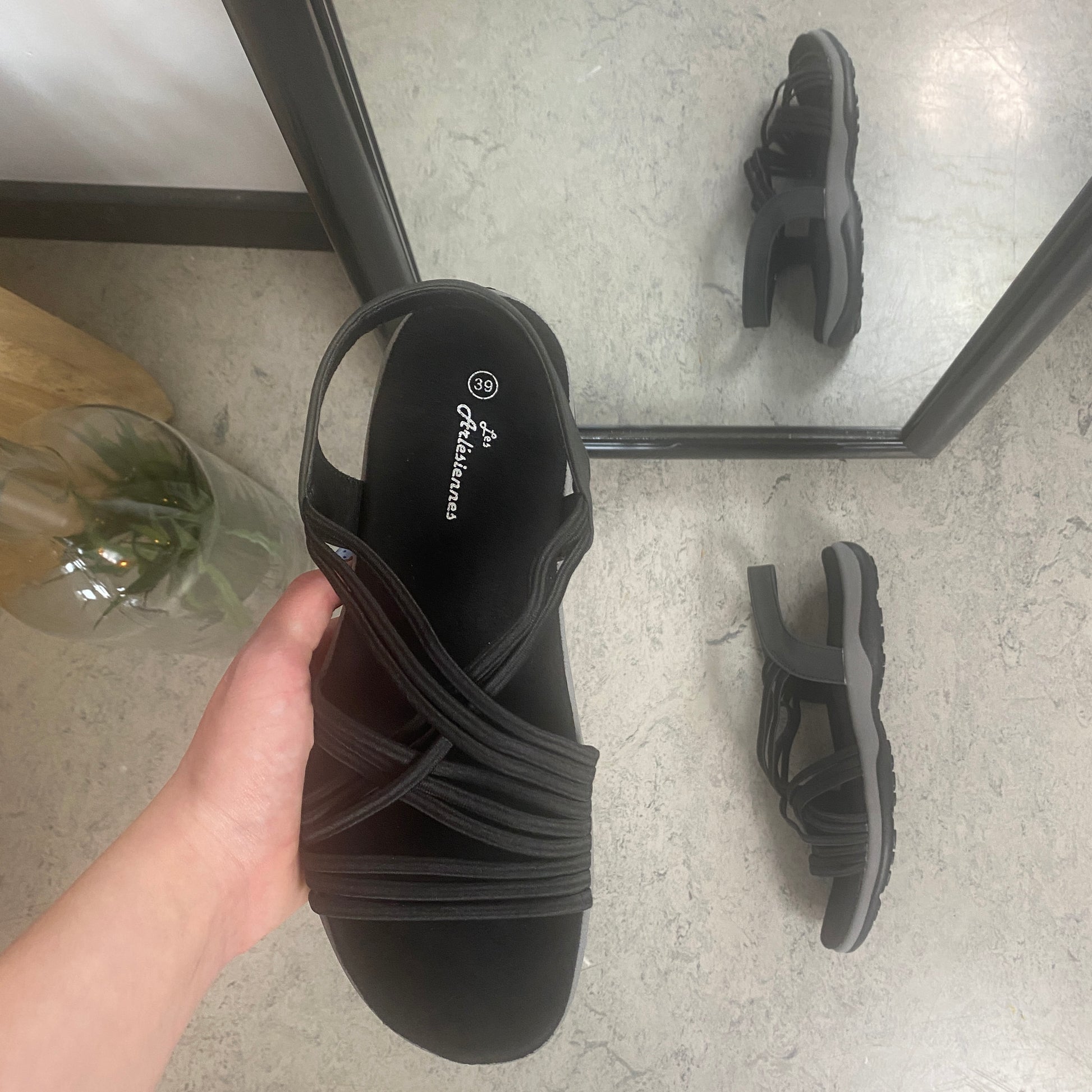 Sort sandal med elastikremme – klassisk model med blød skumsål