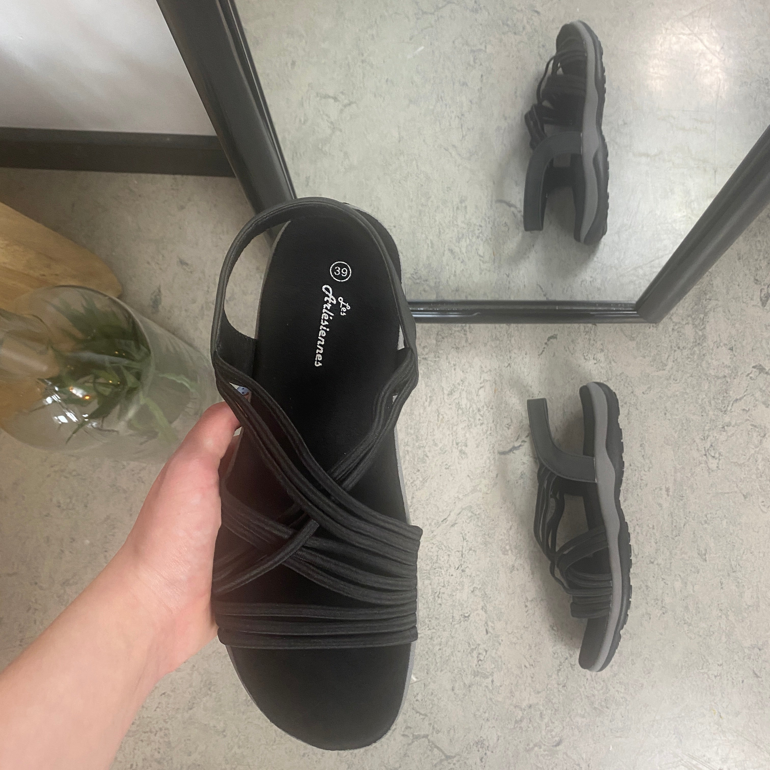 Sort sandal med elastikremme – klassisk model med blød skumsål