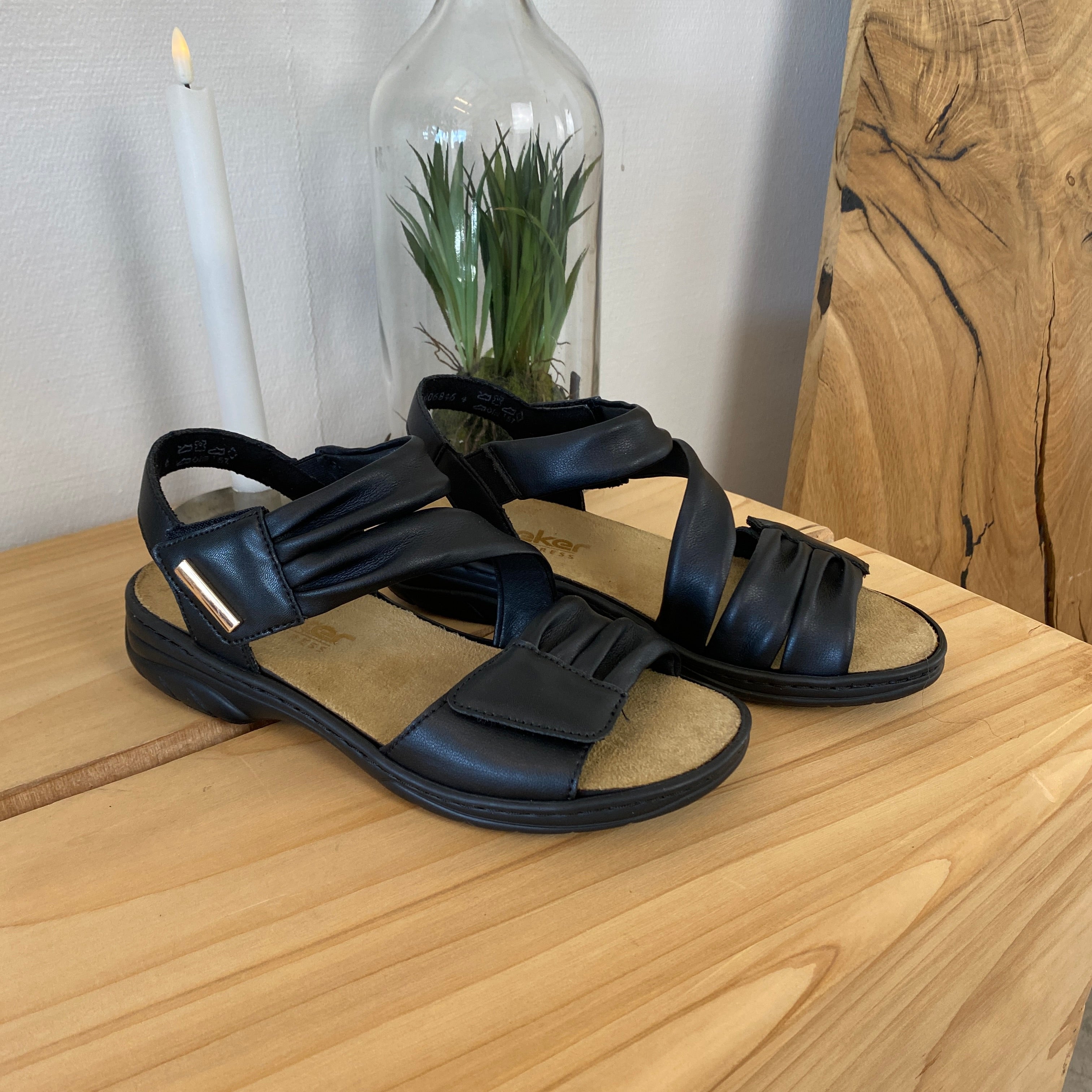 Rieker damesandal sort – klassisk komfort med støtte & justerbar pasform