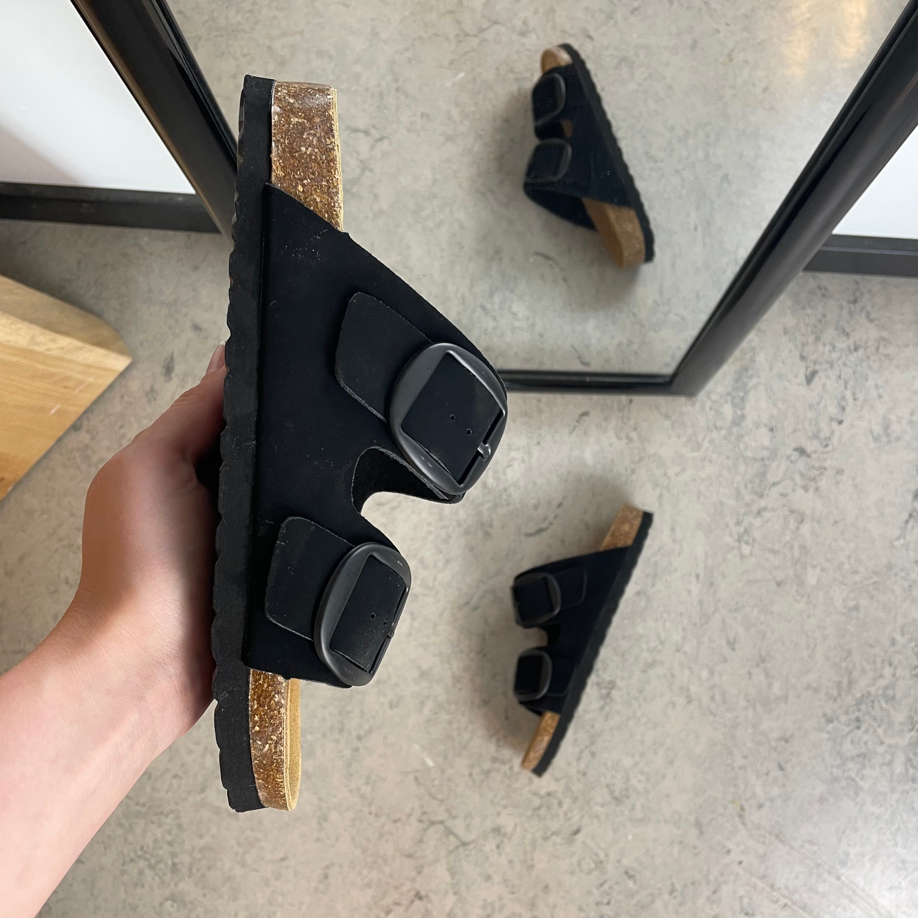 Cruz sandal med justerbar pasform - Sort