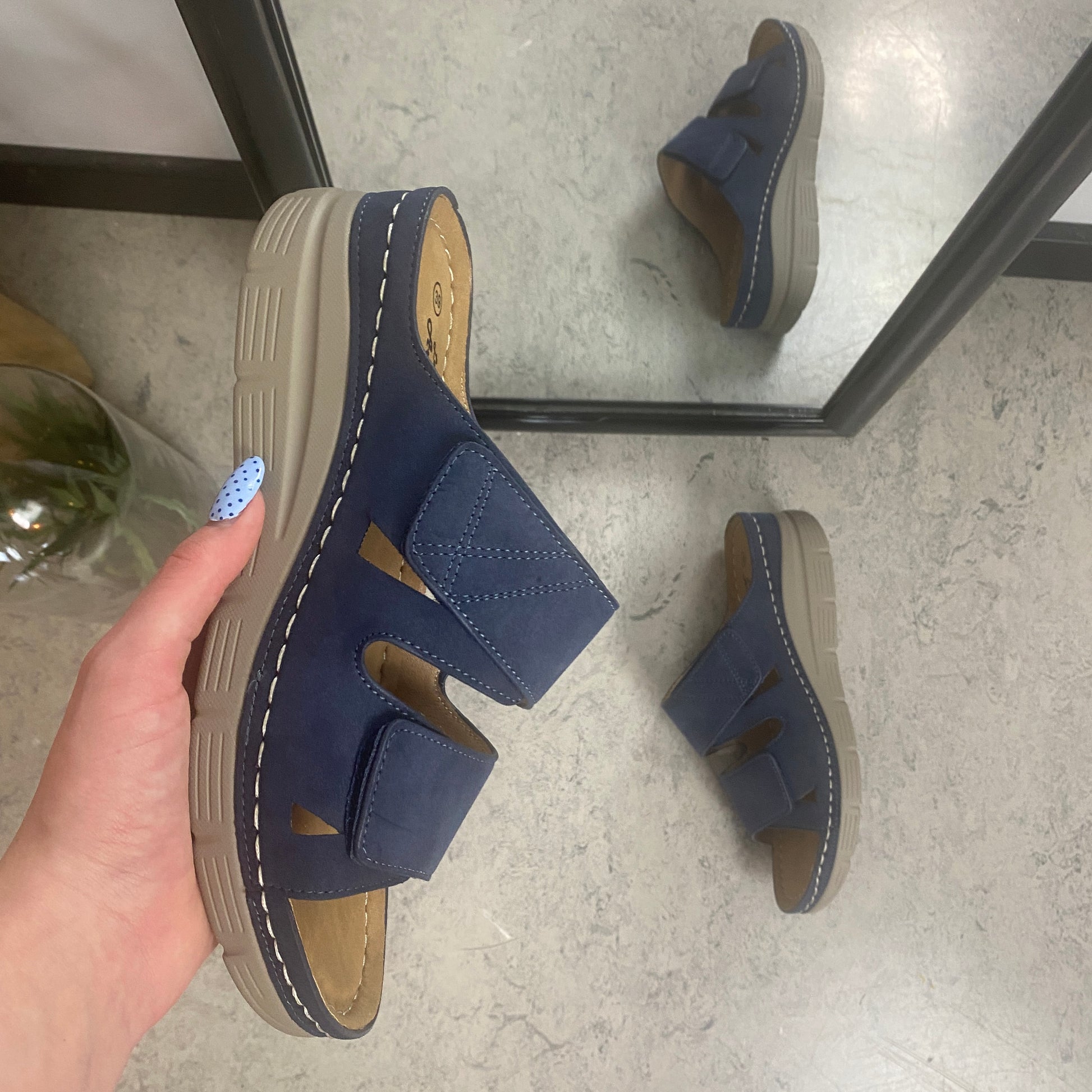 Blå slip on sandal med kilehæl & velcro – feminin & fleksibel til hverdagen