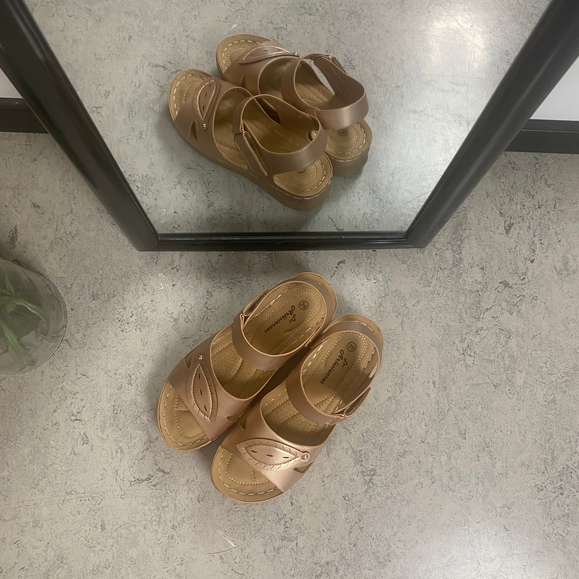 Sandal i Rose Gold – letvægtssandal med feminint udtryk