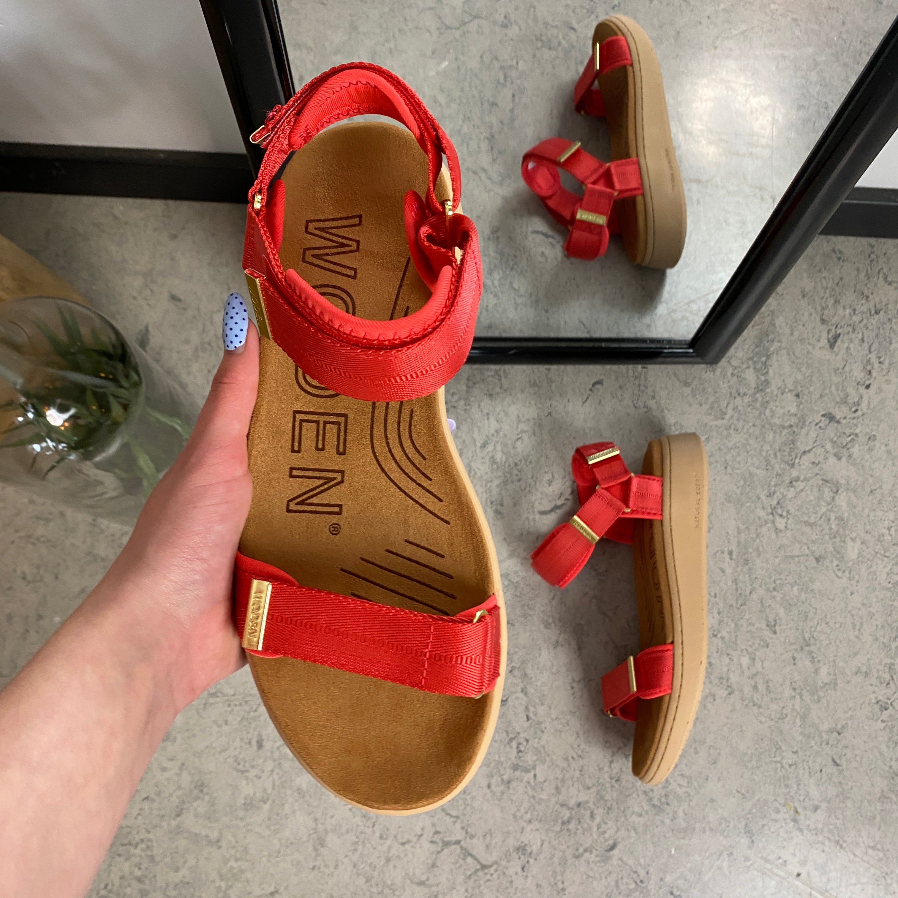 Woden sandal i rød – Let komfort med karakter