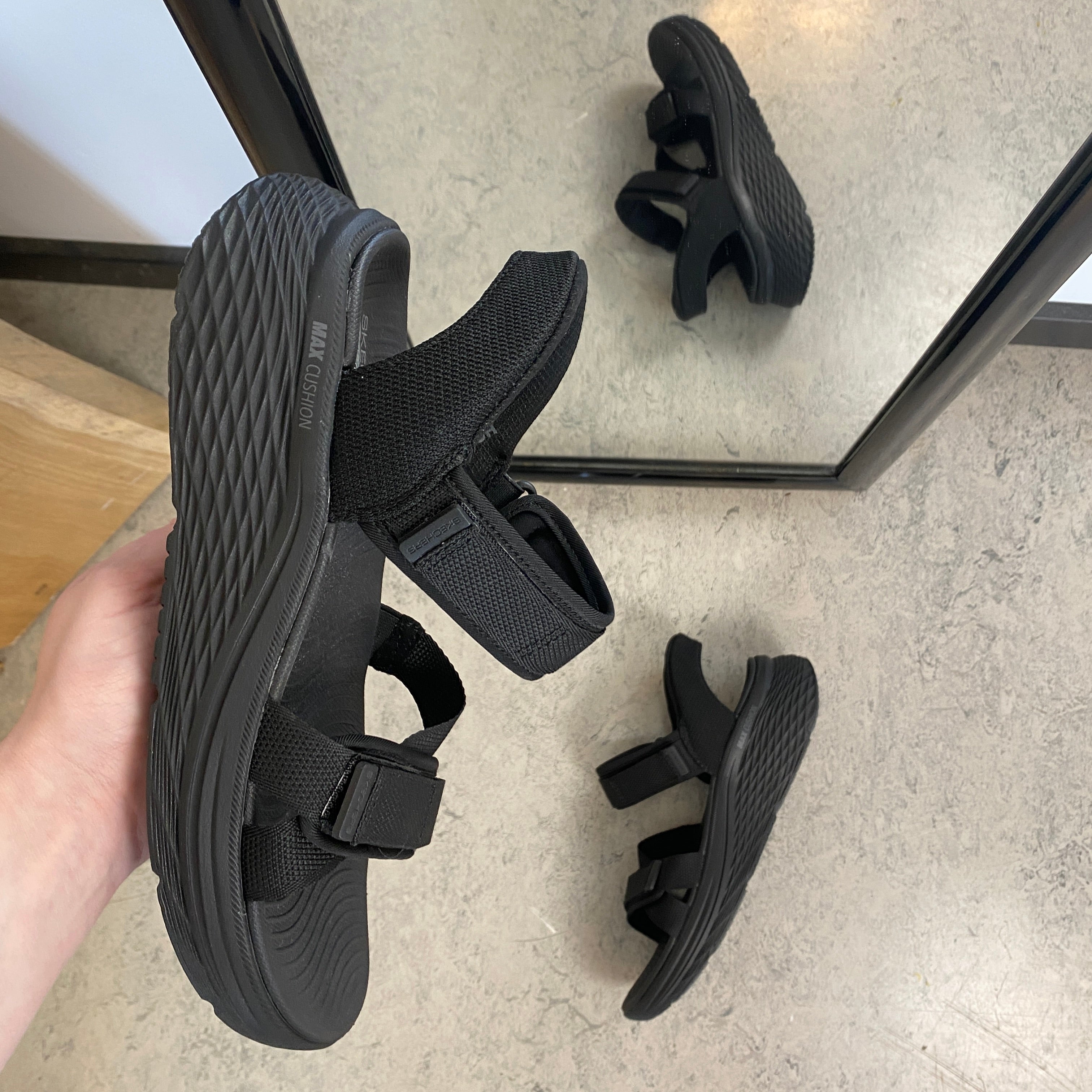 Skechers Max Cushioning sandal i sort – maksimal komfort & nem Slip-ins pasform