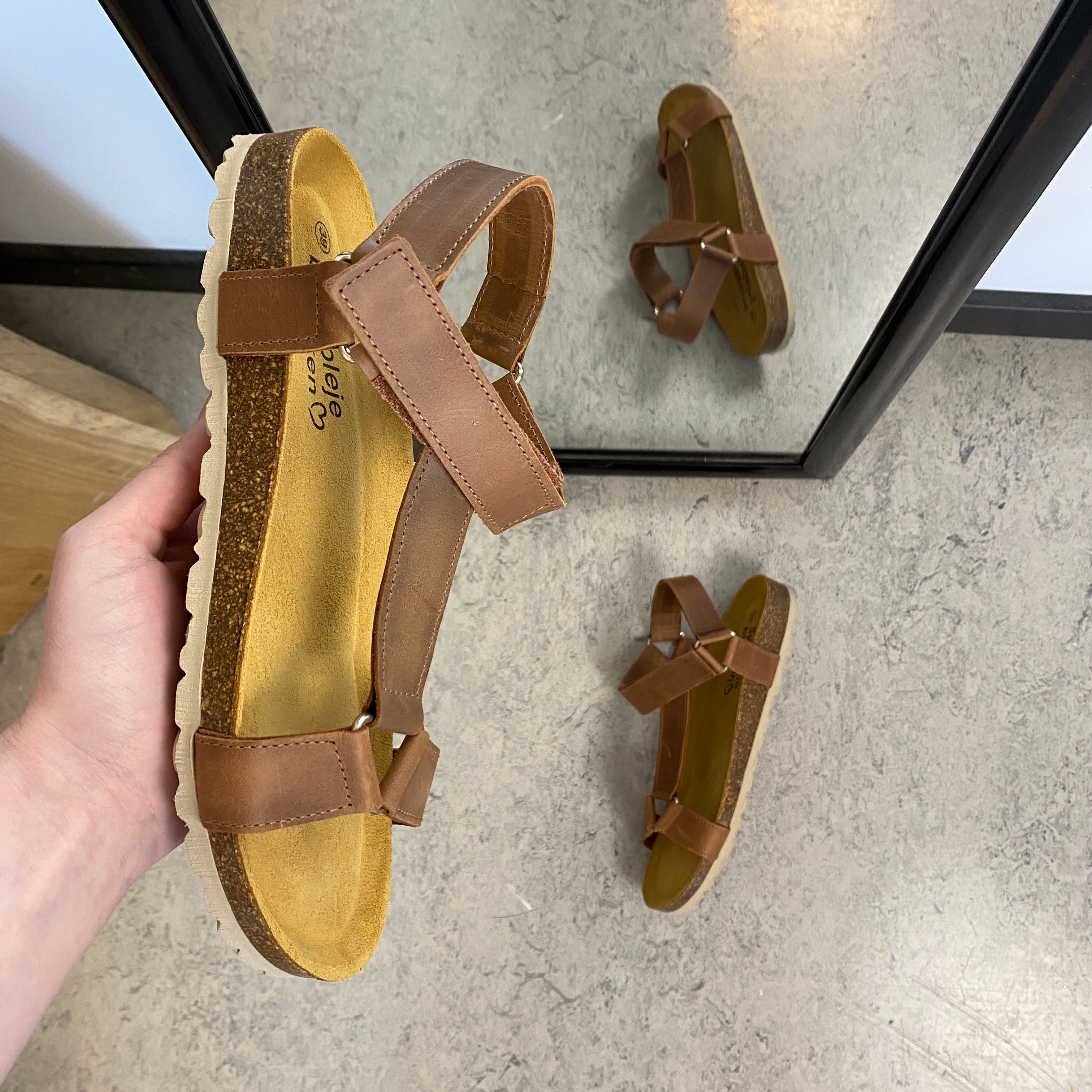 Crazy Brandi sandal i brun skind – komfort sandal med fast pasform | Sygeplejebutikken