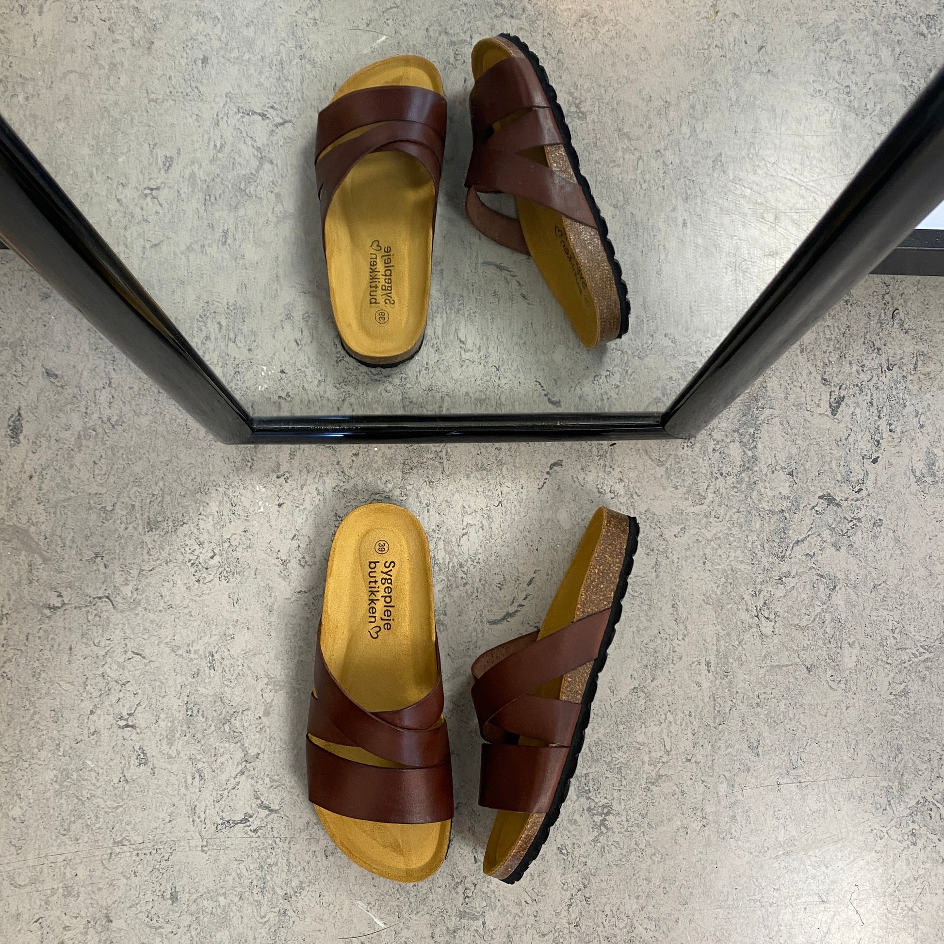 Slip on sandal i brun glat skind med krydsremme – komfort & støtte | Sygeplejebutikken