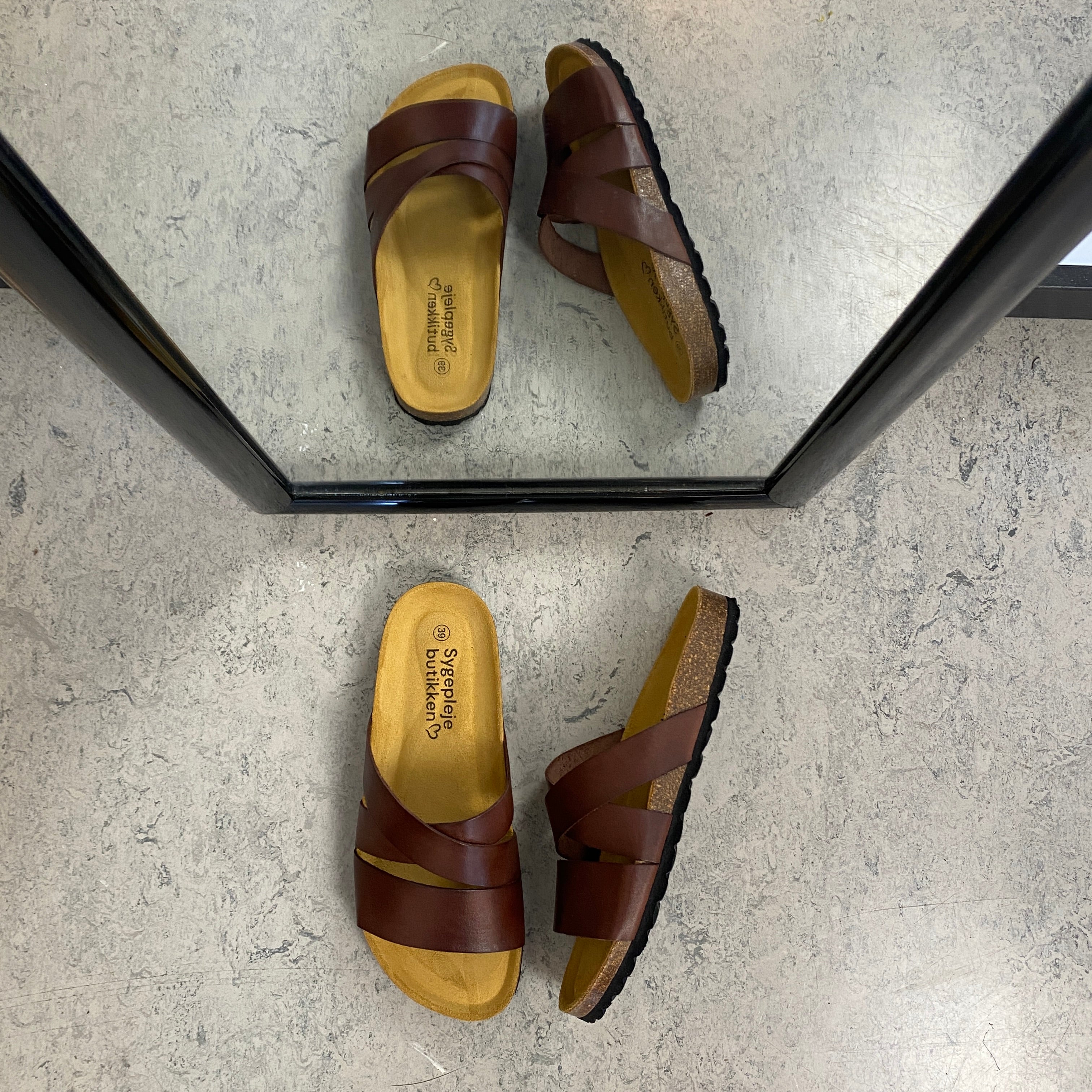 Slip on sandal i brun glat skind med krydsremme – komfort & støtte | Sygeplejebutikken