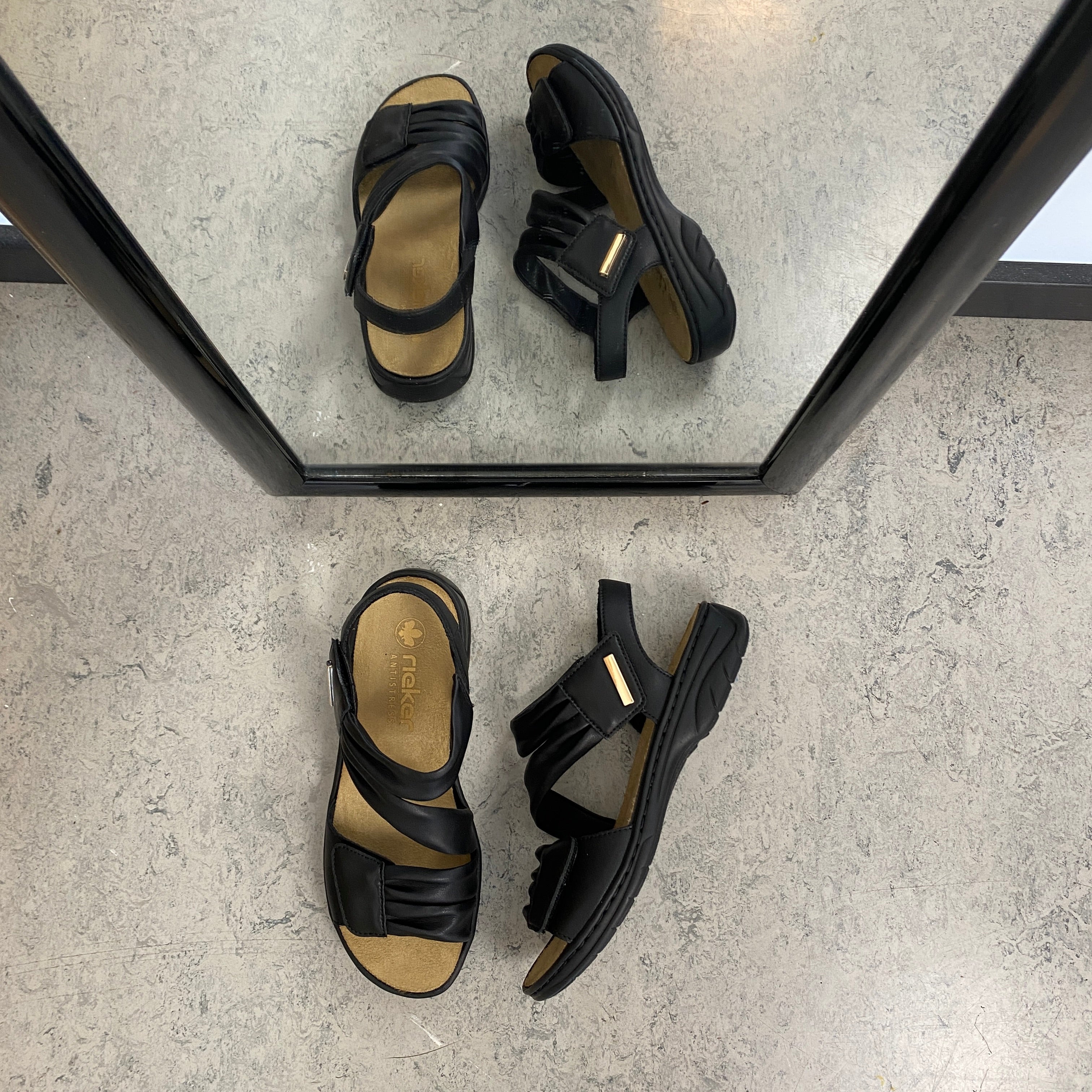 Rieker damesandal sort – klassisk komfort med støtte & justerbar pasform