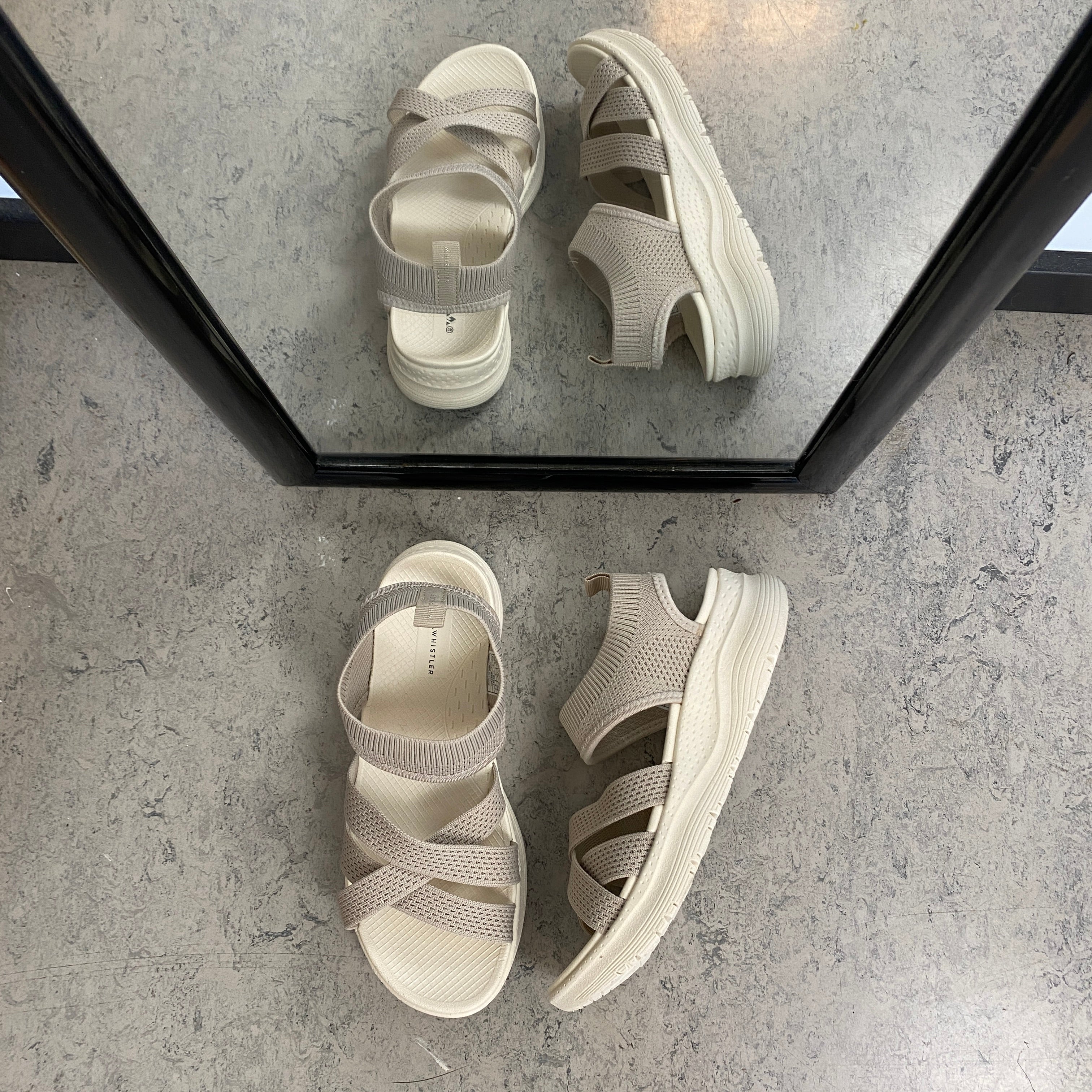 Whistler sandal i beige med elastisk pasform og god stødabsorbering