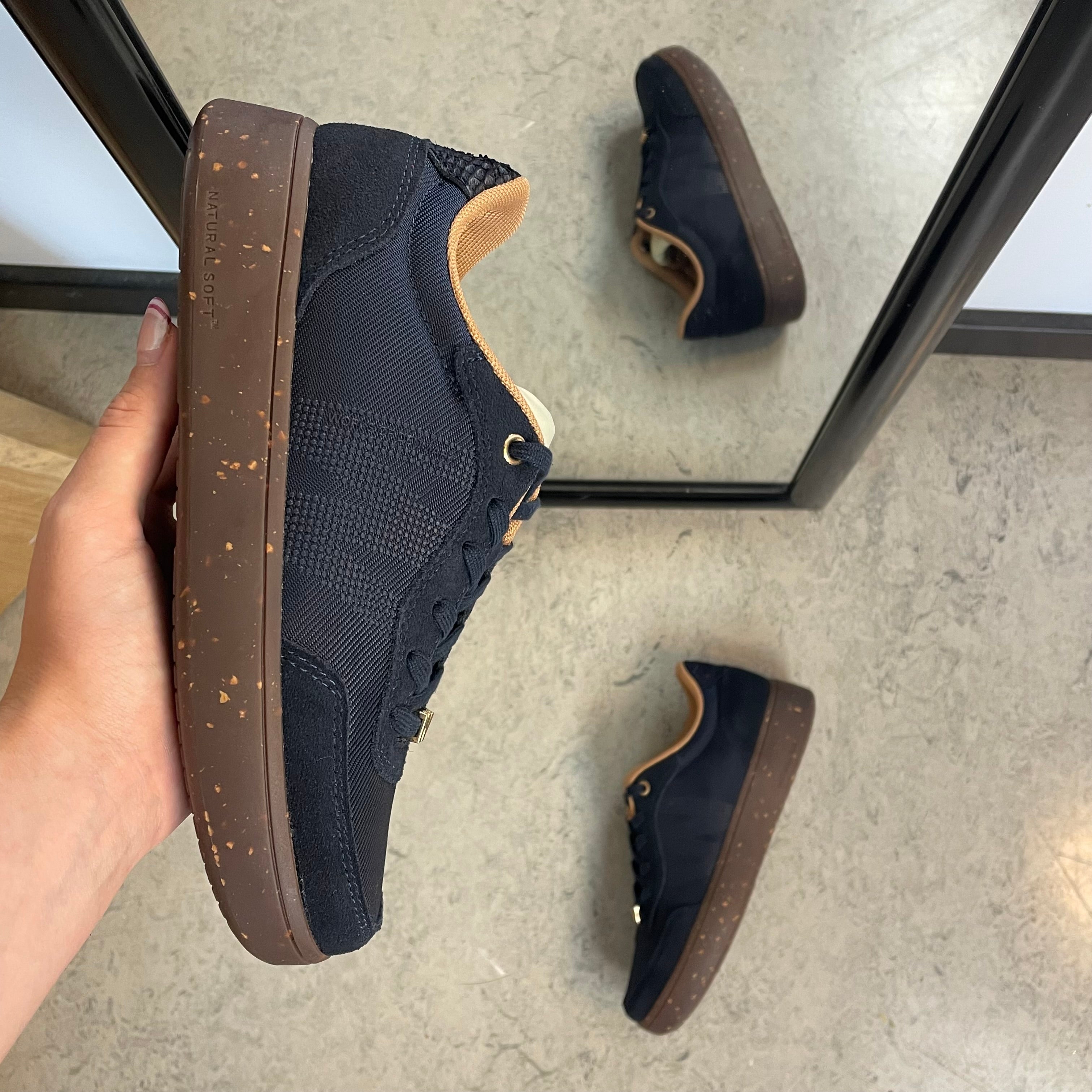 Woden Line Sneak – navy sneaker med gulddetaljer & blød komfort