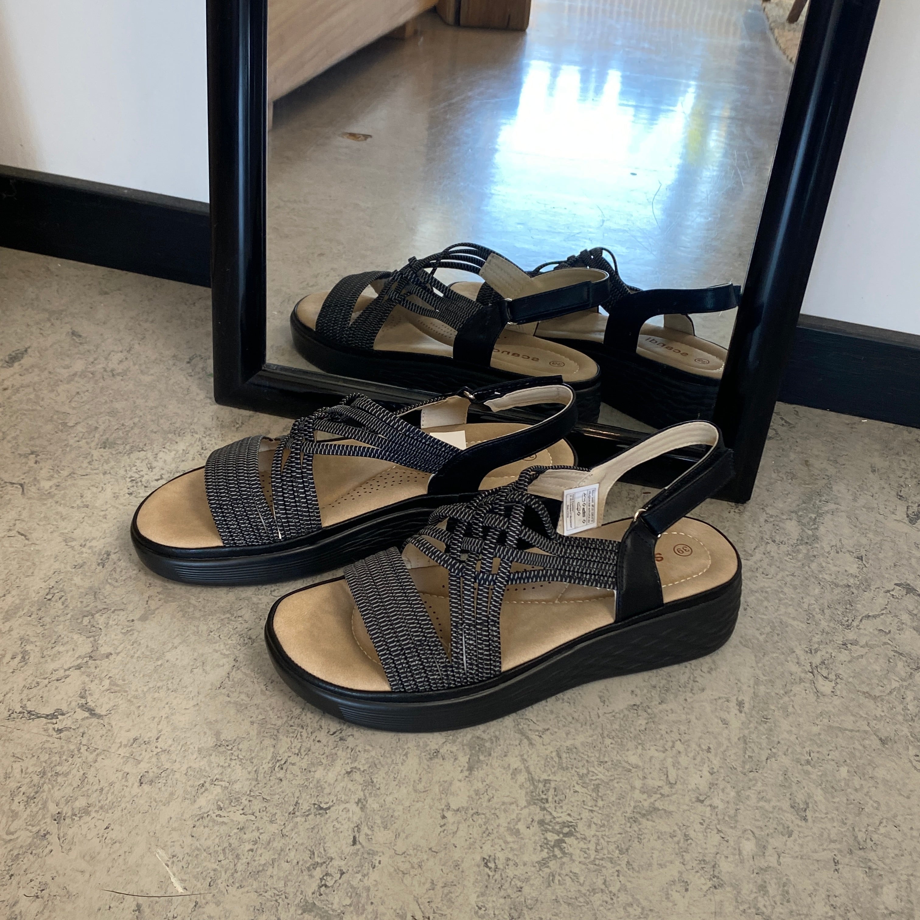 Sort sandal med elastiske remme og stødabsorberende sål
