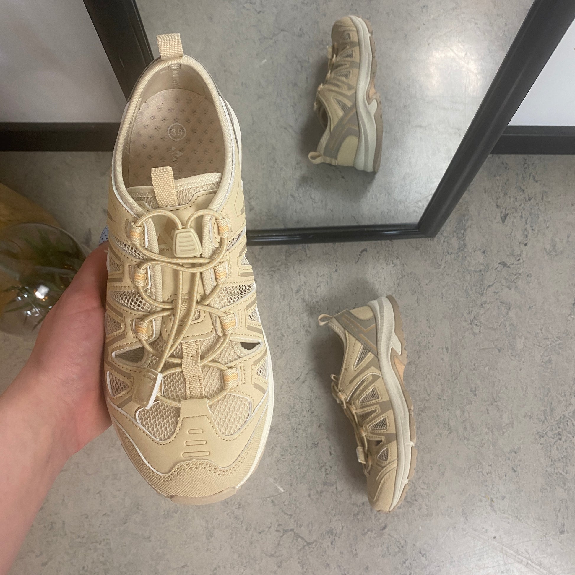 Whistler Puente W Shoe – Ekstra åndbar sneaker i beige med elastiksnøre