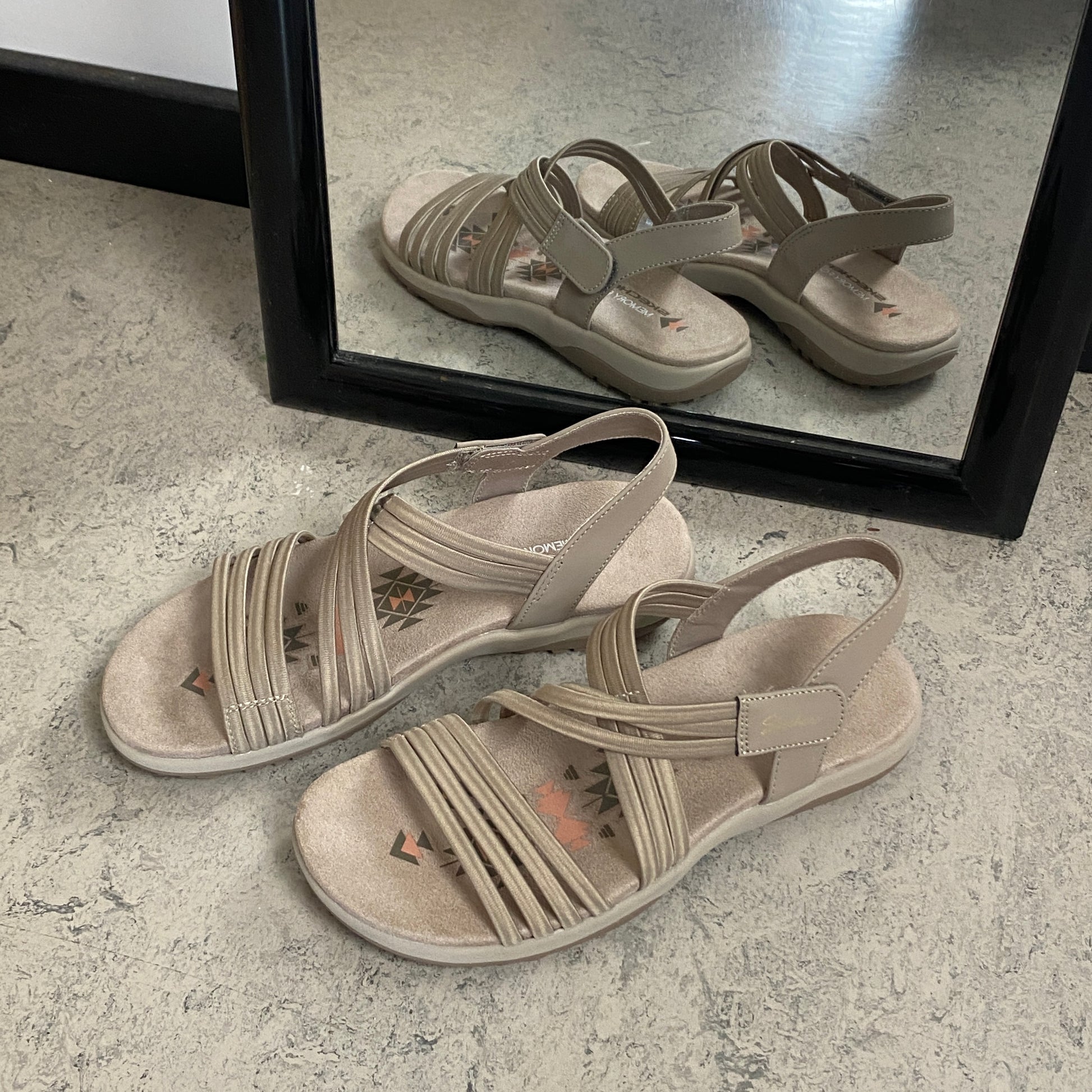 Skechers sandaler med elastiske remme – let, fleksibel & vaskbar