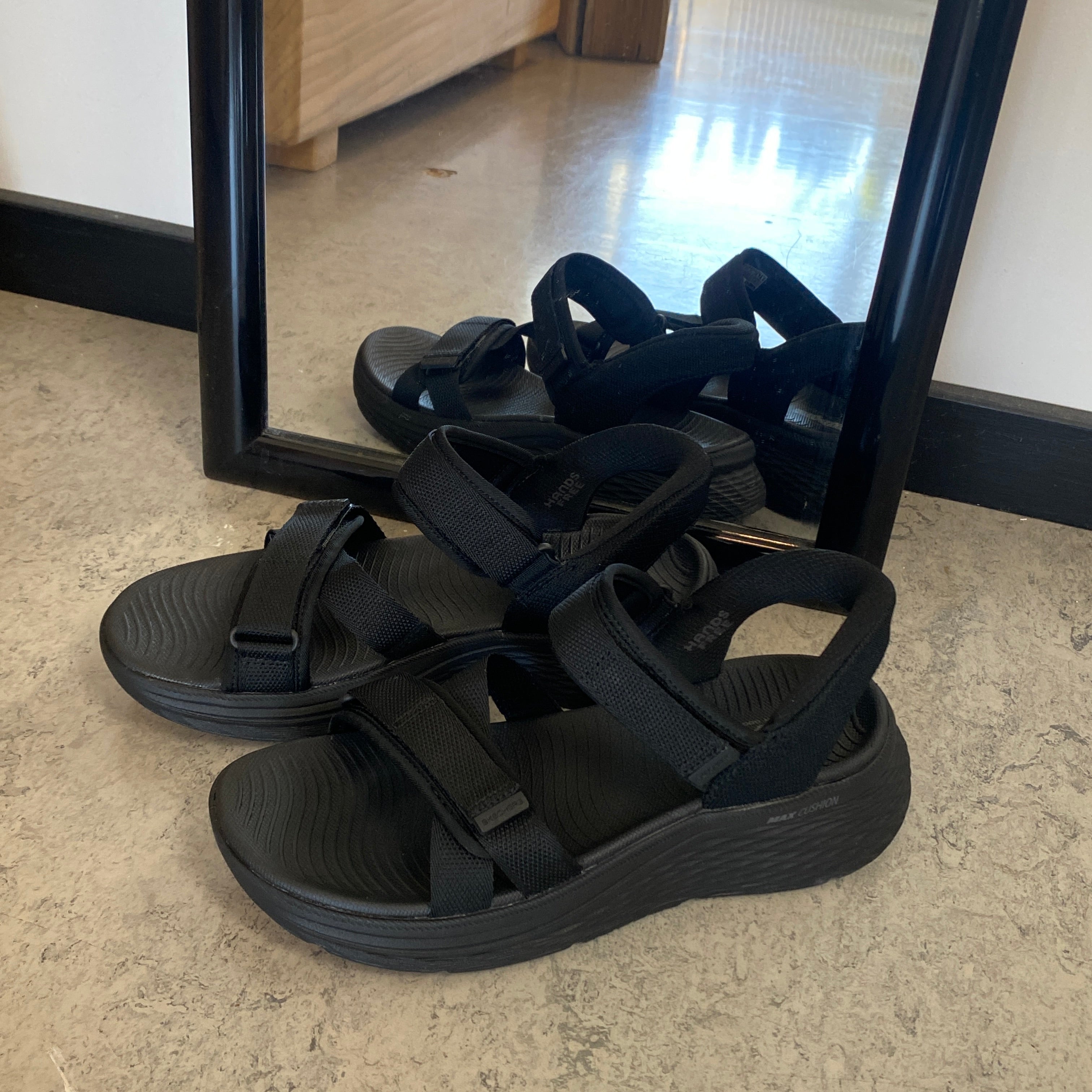 Skechers Max Cushioning sandal i sort – maksimal komfort & nem Slip-ins pasform