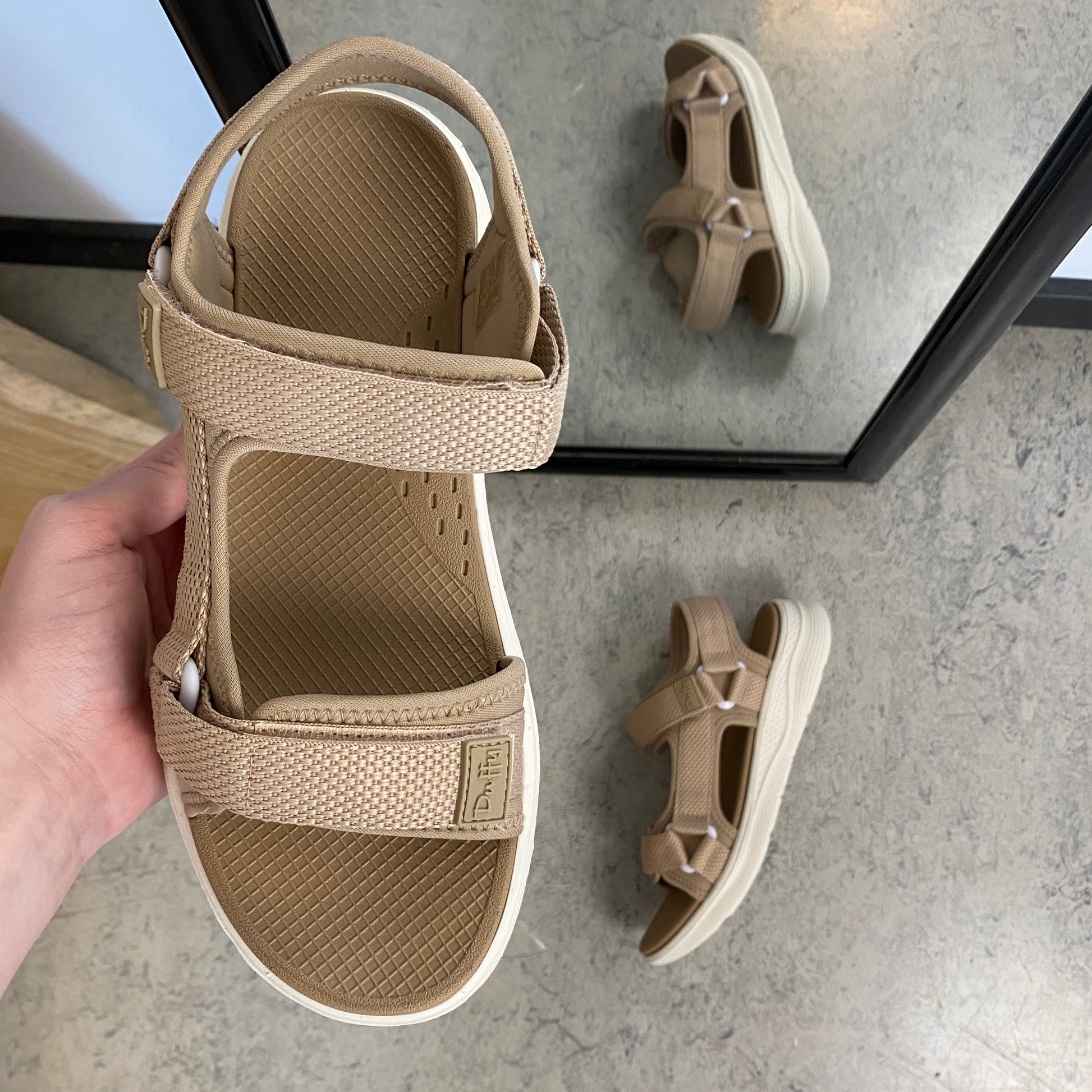Taupe komfortabel sandal med justerbare remme & let stødabsorbering