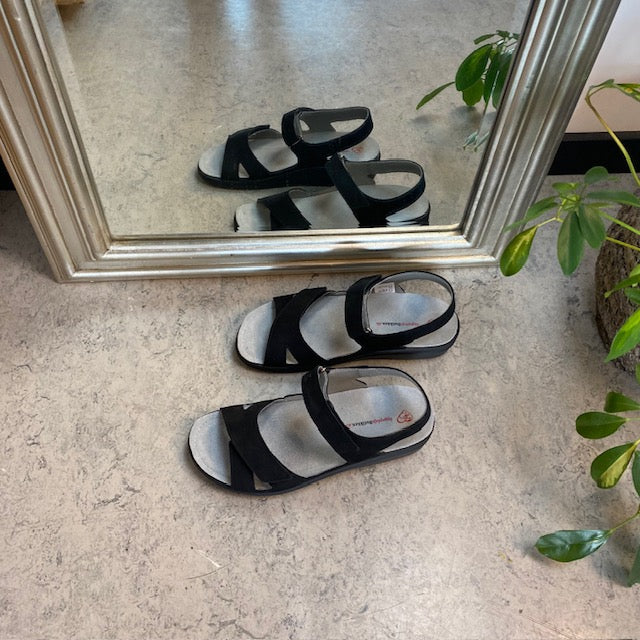 Stødabsorberende sort sandal med aftagelig sål