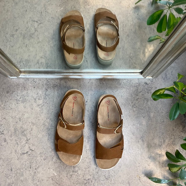 Brun lædersandal med tre justerbare remme og en aftagelig indersål.