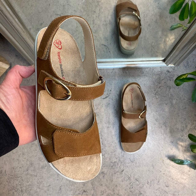 Brun lædersandal med tre justerbare remme og en aftagelig indersål.
