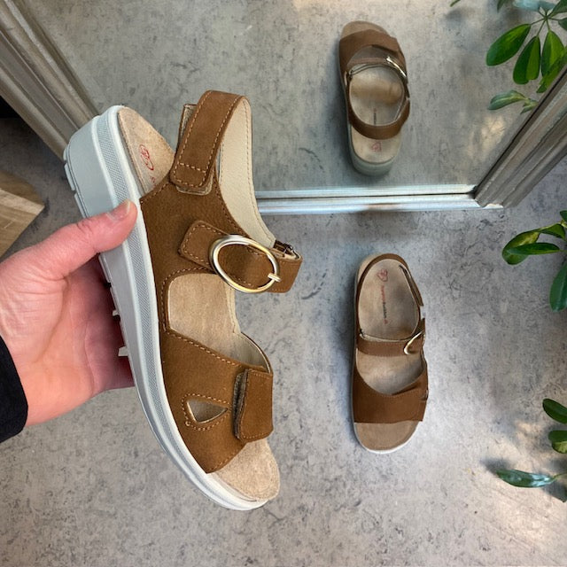 Brun lædersandal med tre justerbare remme og en aftagelig indersål.