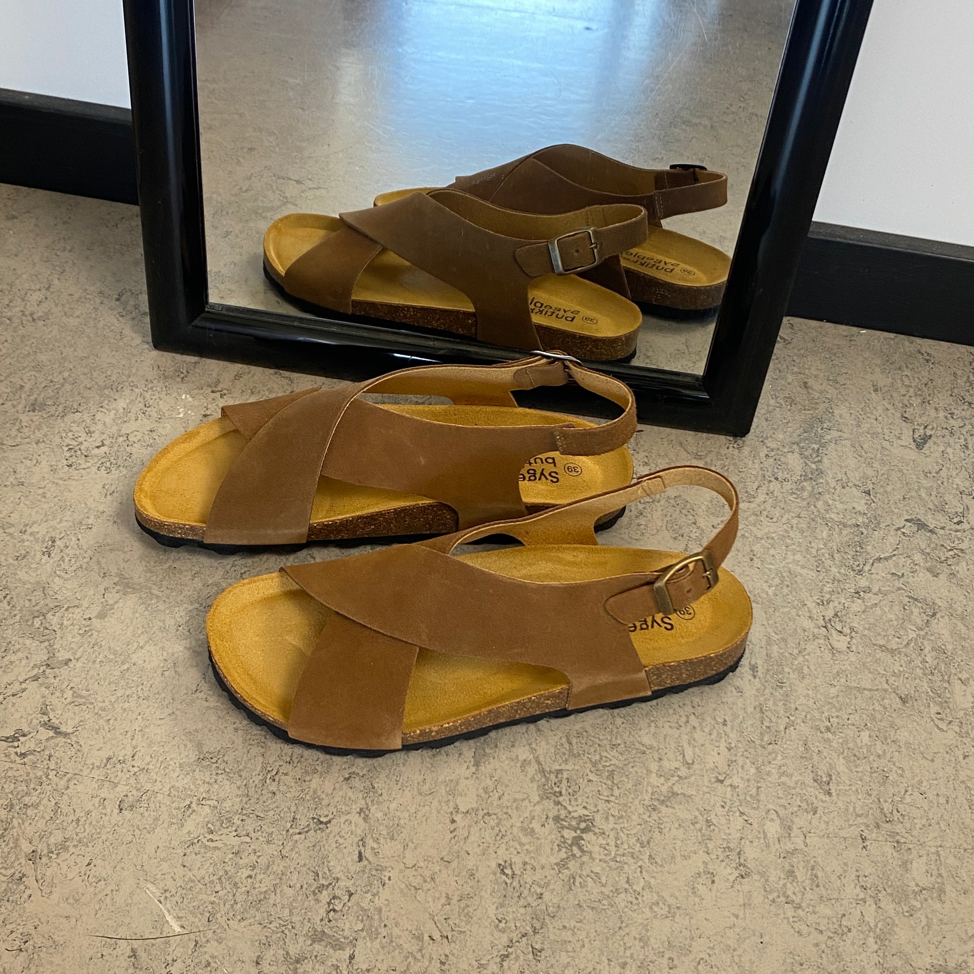 Serraje Roble – brun sandal med krydsremme & bagrem | Sygeplejebutikken