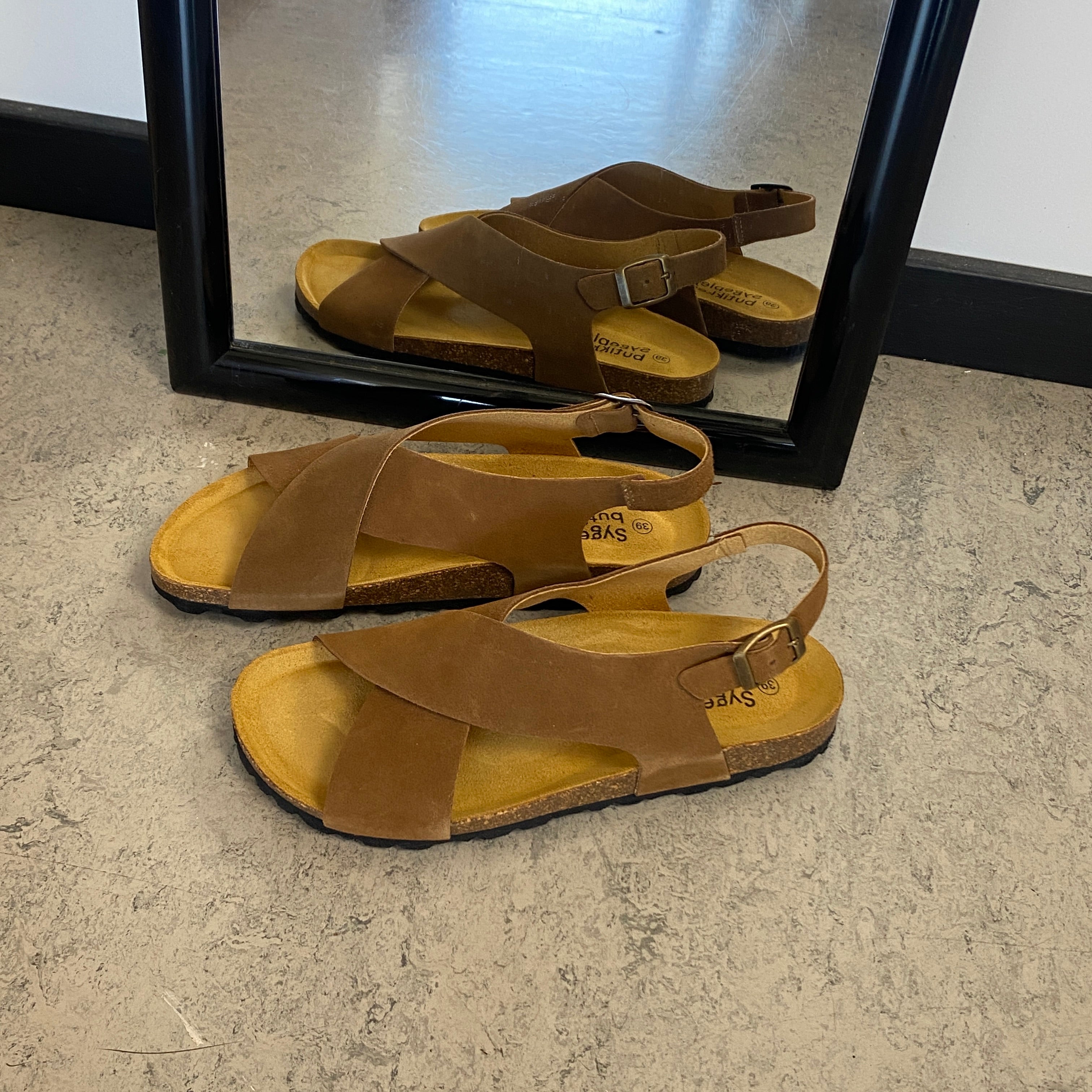 Serraje Roble – brun sandal med krydsremme & bagrem | Sygeplejebutikken