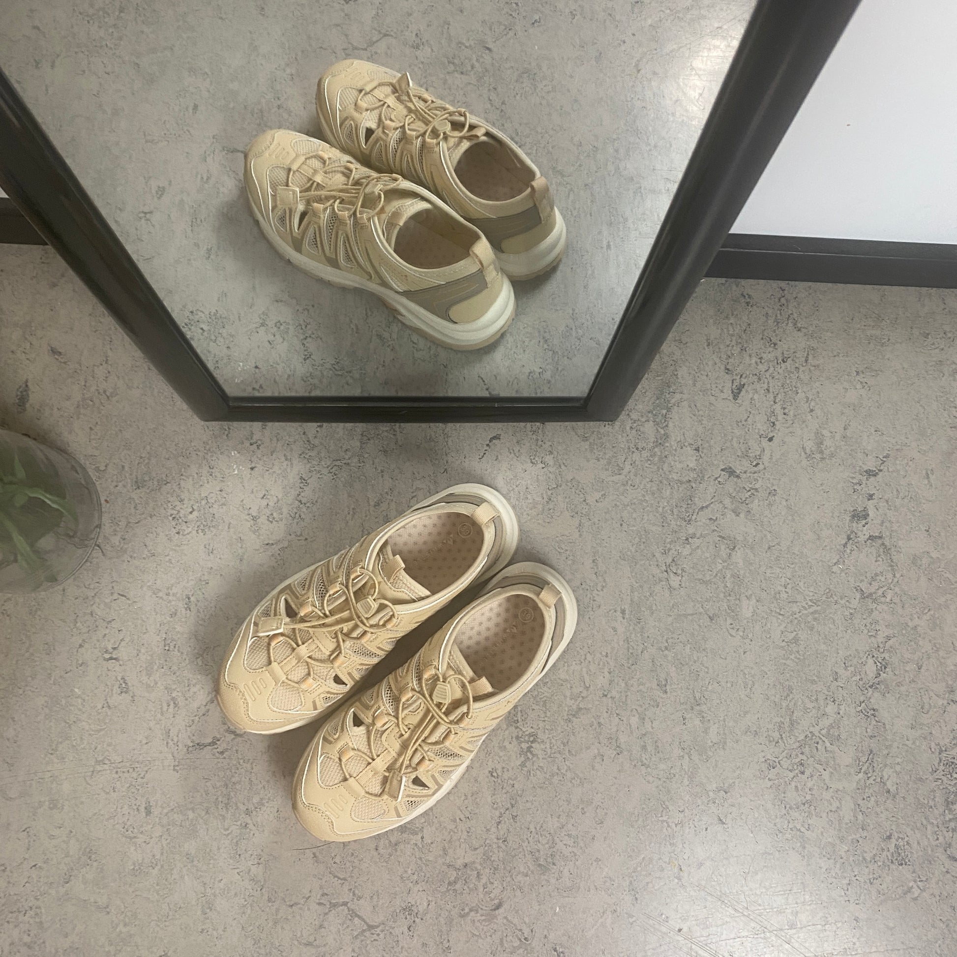Whistler Puente W Shoe – Ekstra åndbar sneaker i beige med elastiksnøre
