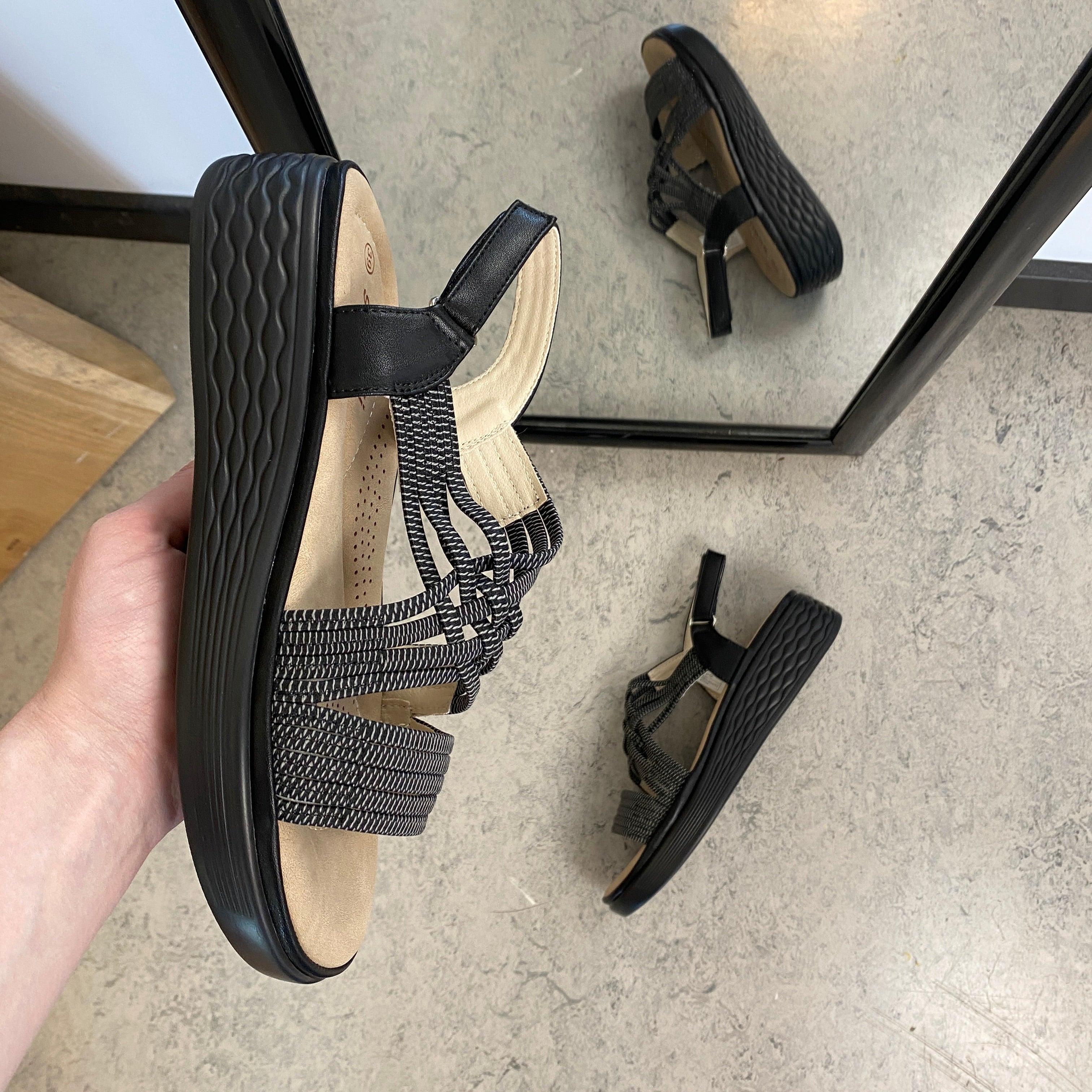 Sort sandal med elastiske remme og stødabsorberende sål