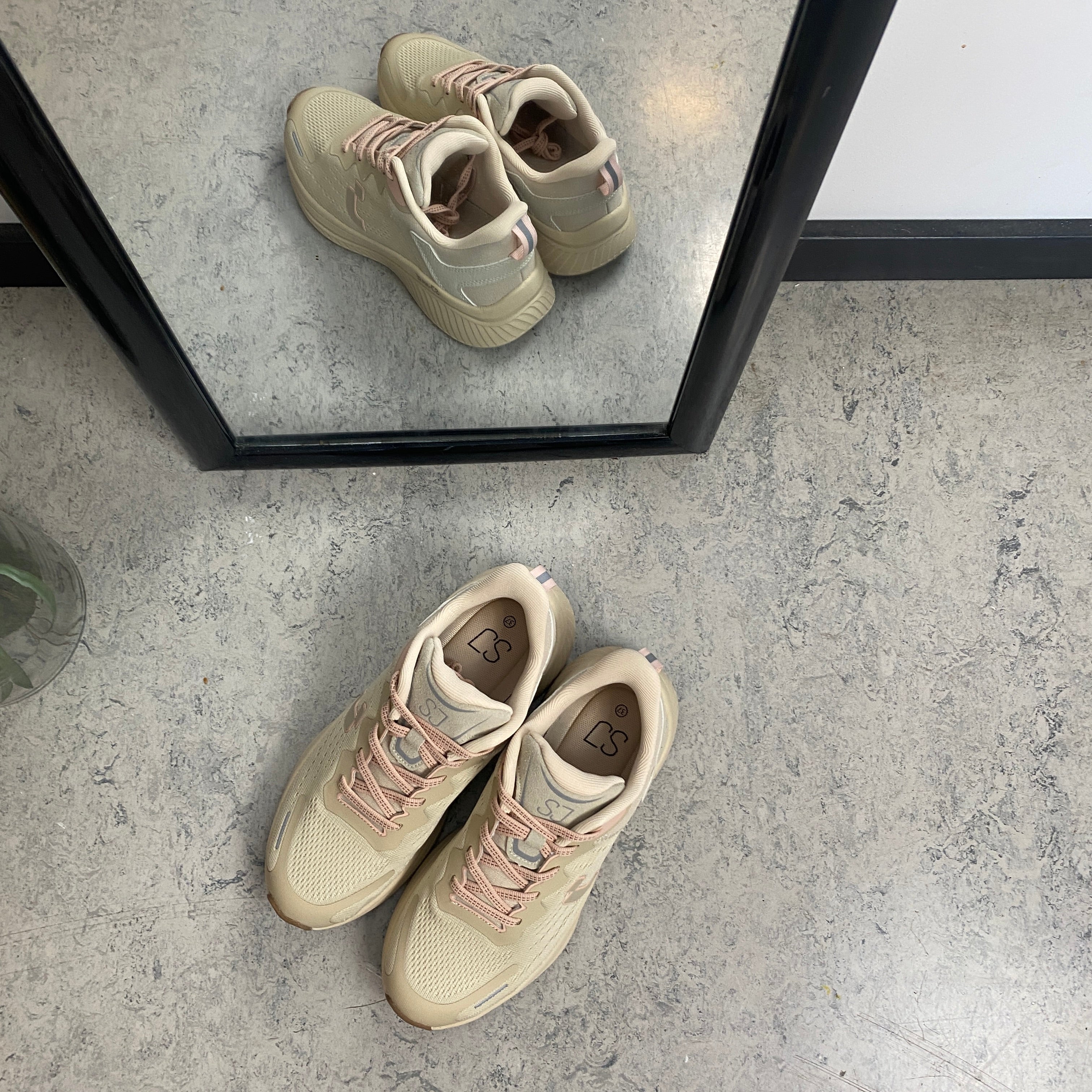 Beige letvægtssko – Sygeplejebutikken