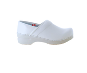 Hvid fleksibel Sanita-træsko med hælkappe.