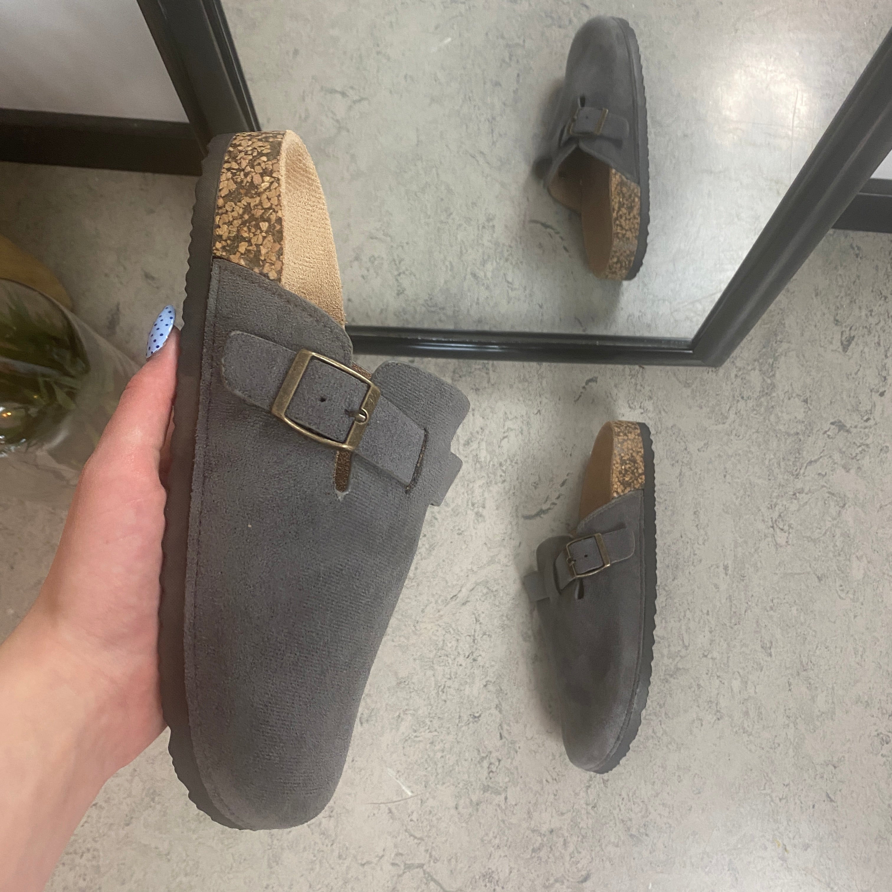 Grå slip on sandal i tekstil – enkel & stilren model