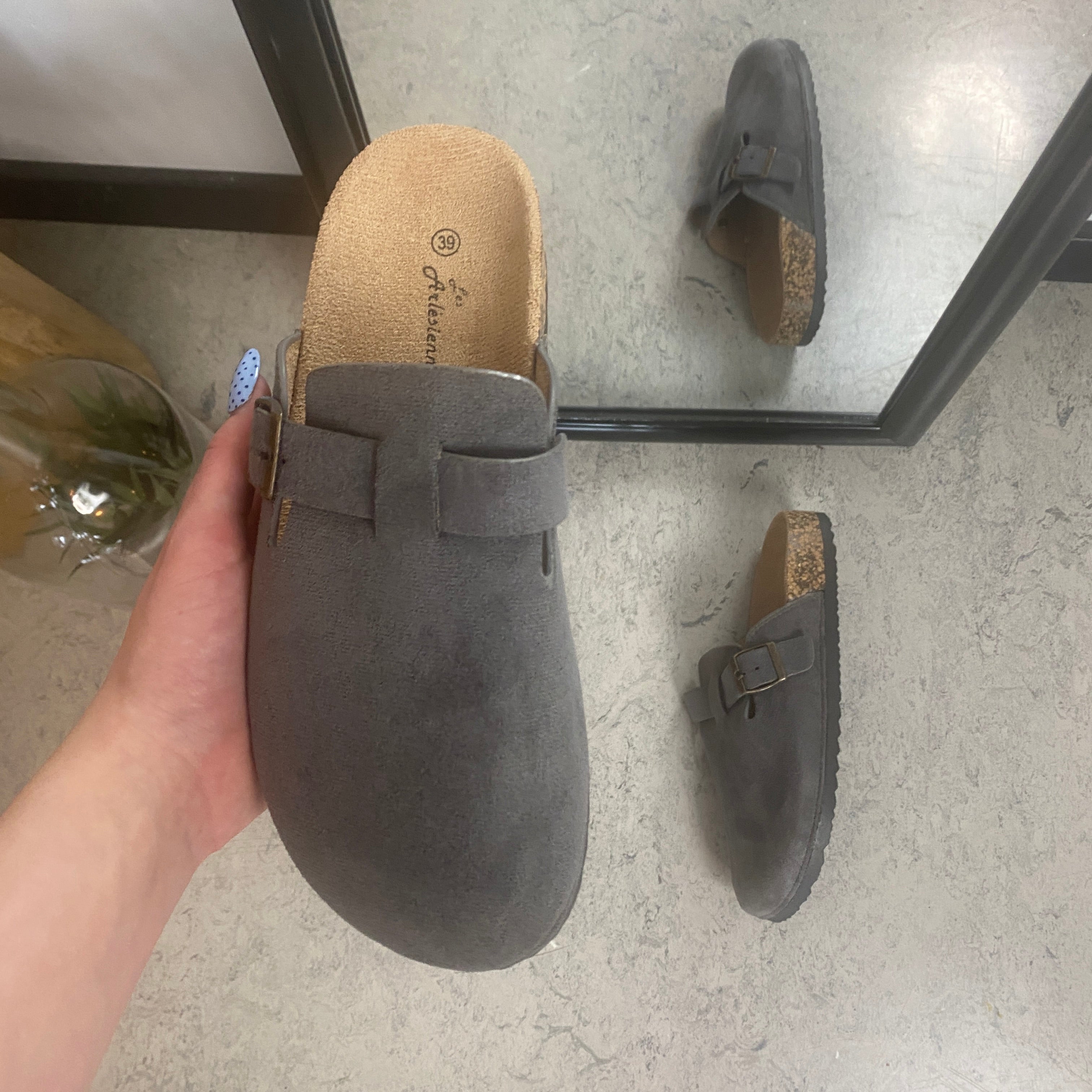 Grå slip on sandal i tekstil – enkel & stilren model