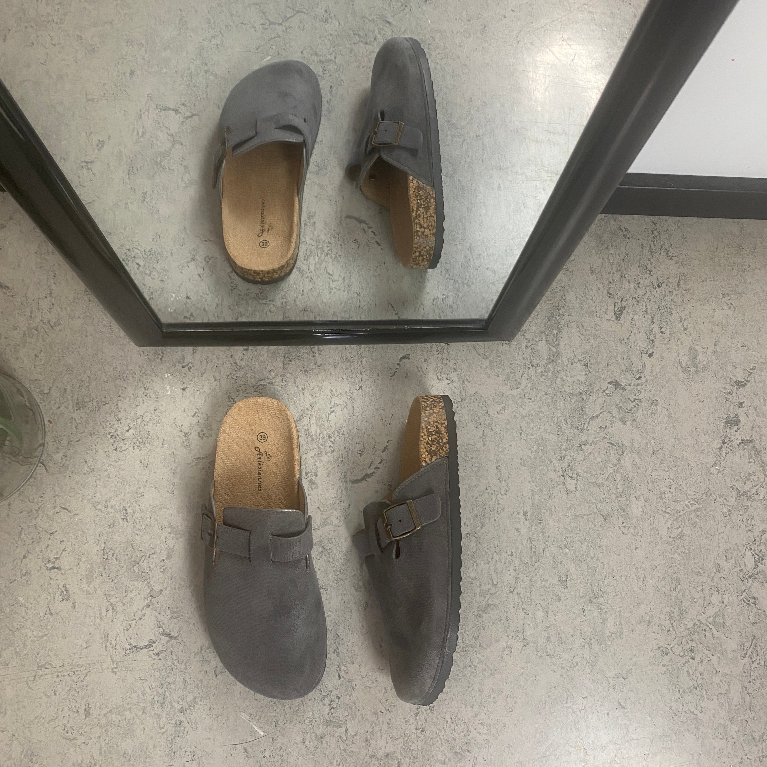 Grå slip on sandal i tekstil – enkel & stilren model