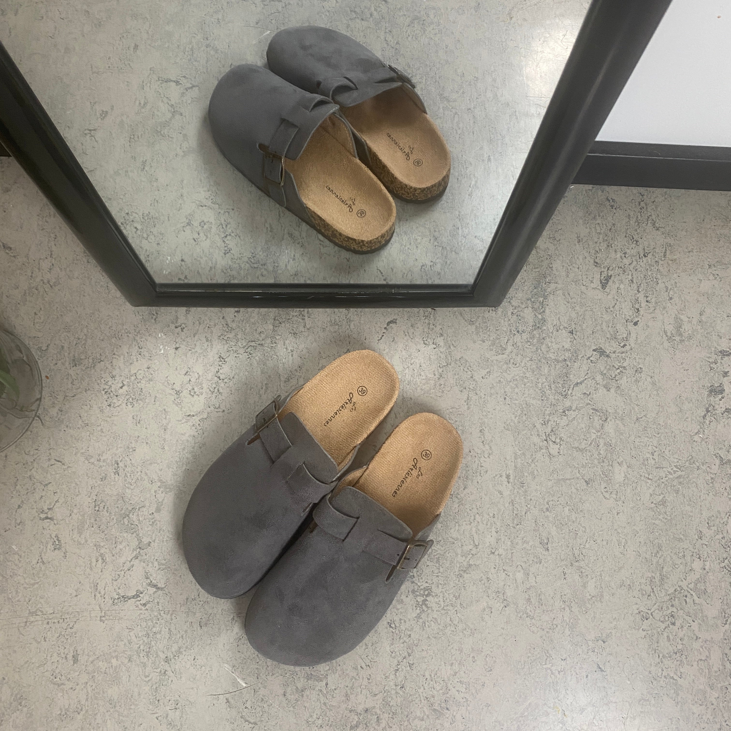 Grå slip on sandal i tekstil – enkel & stilren model