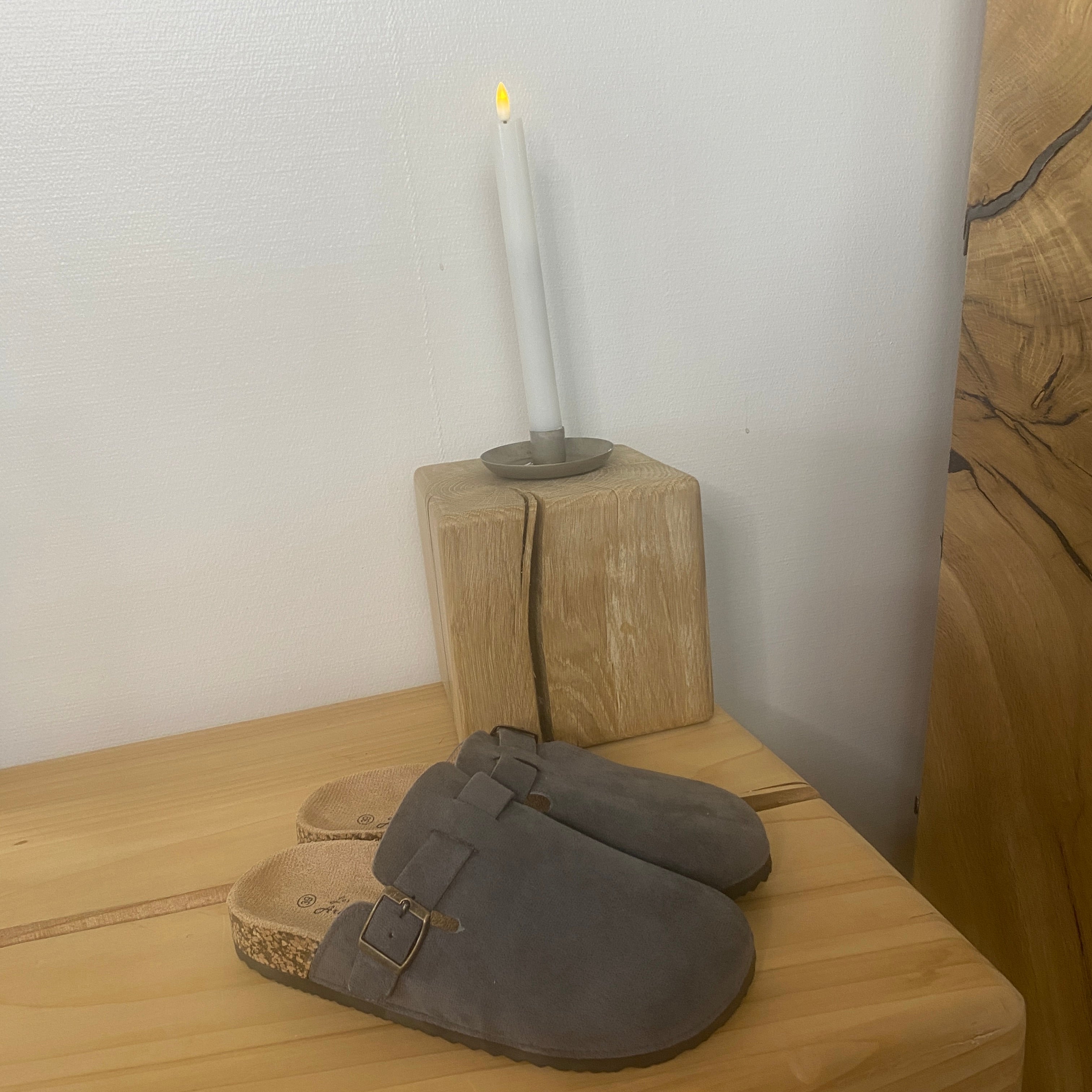 Grå slip on sandal i tekstil – enkel & stilren model