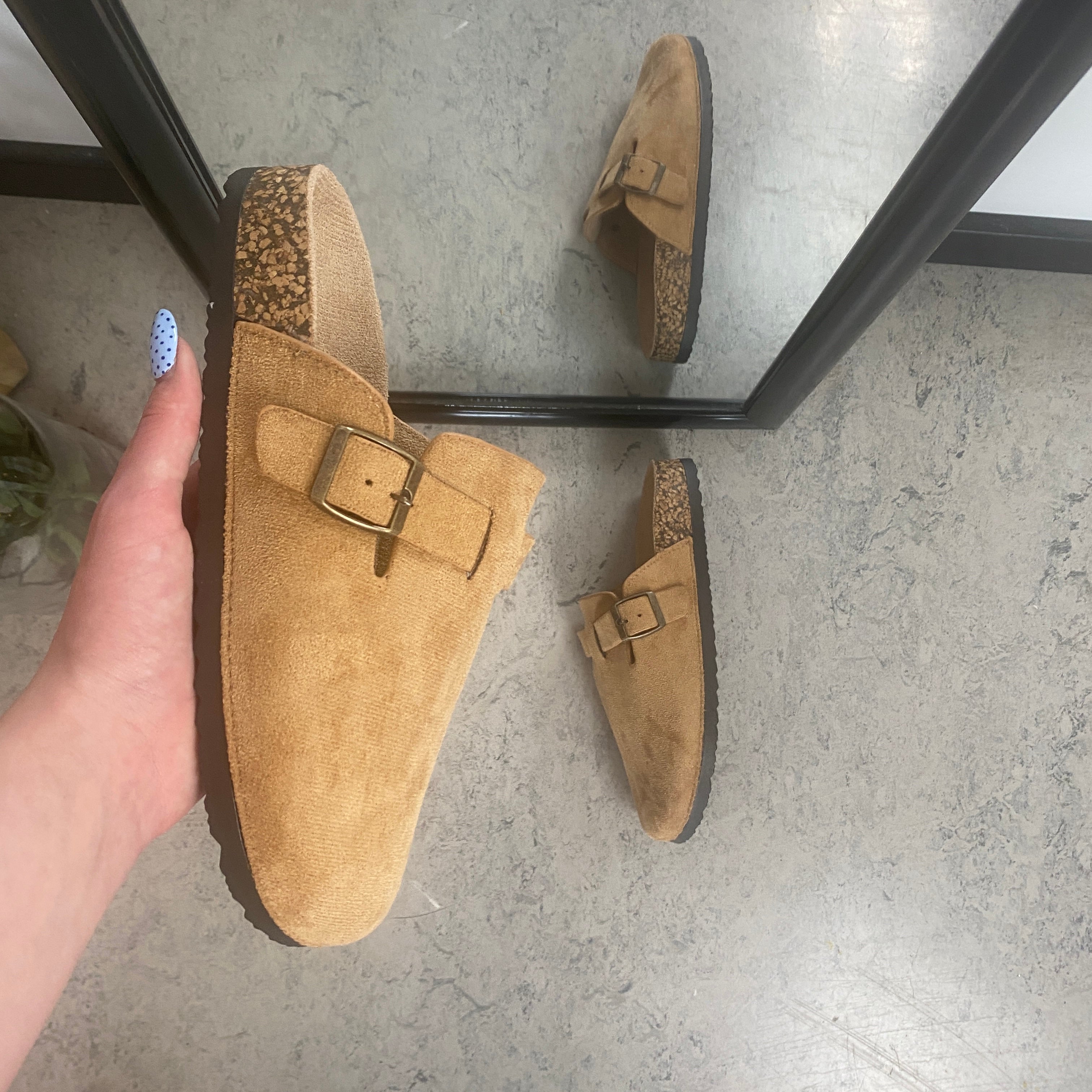 Lys brun slip on sandal i tekstil – let & naturlig model