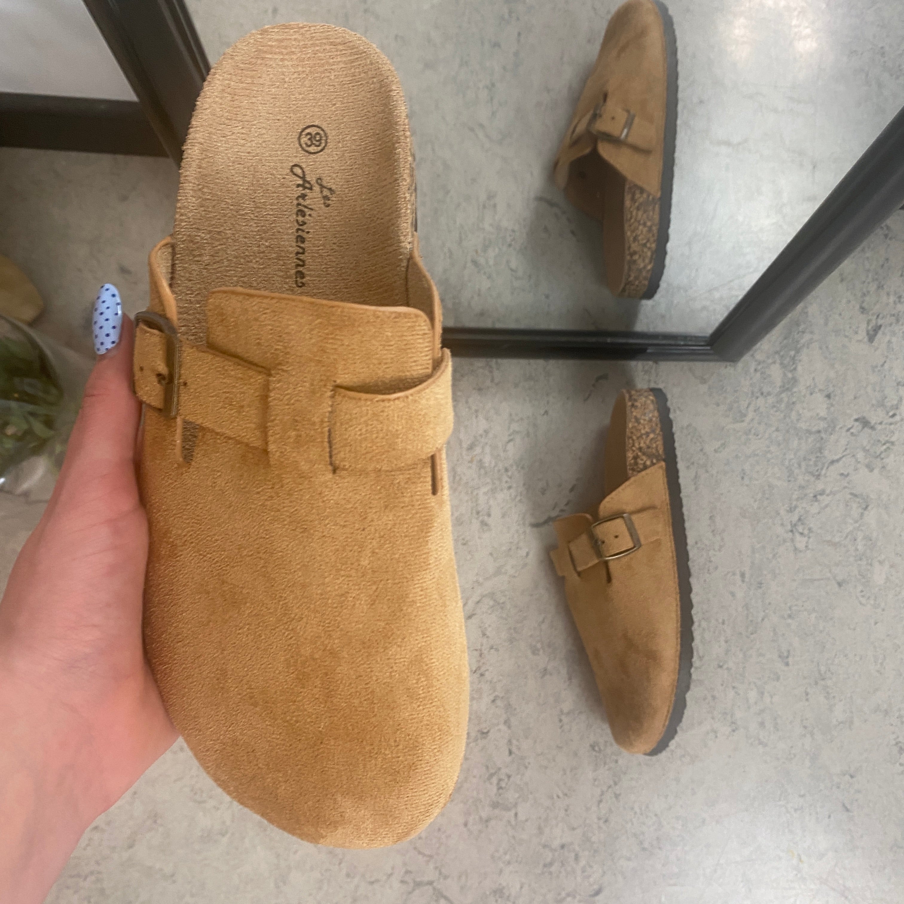 Lys brun slip on sandal i tekstil – let & naturlig model