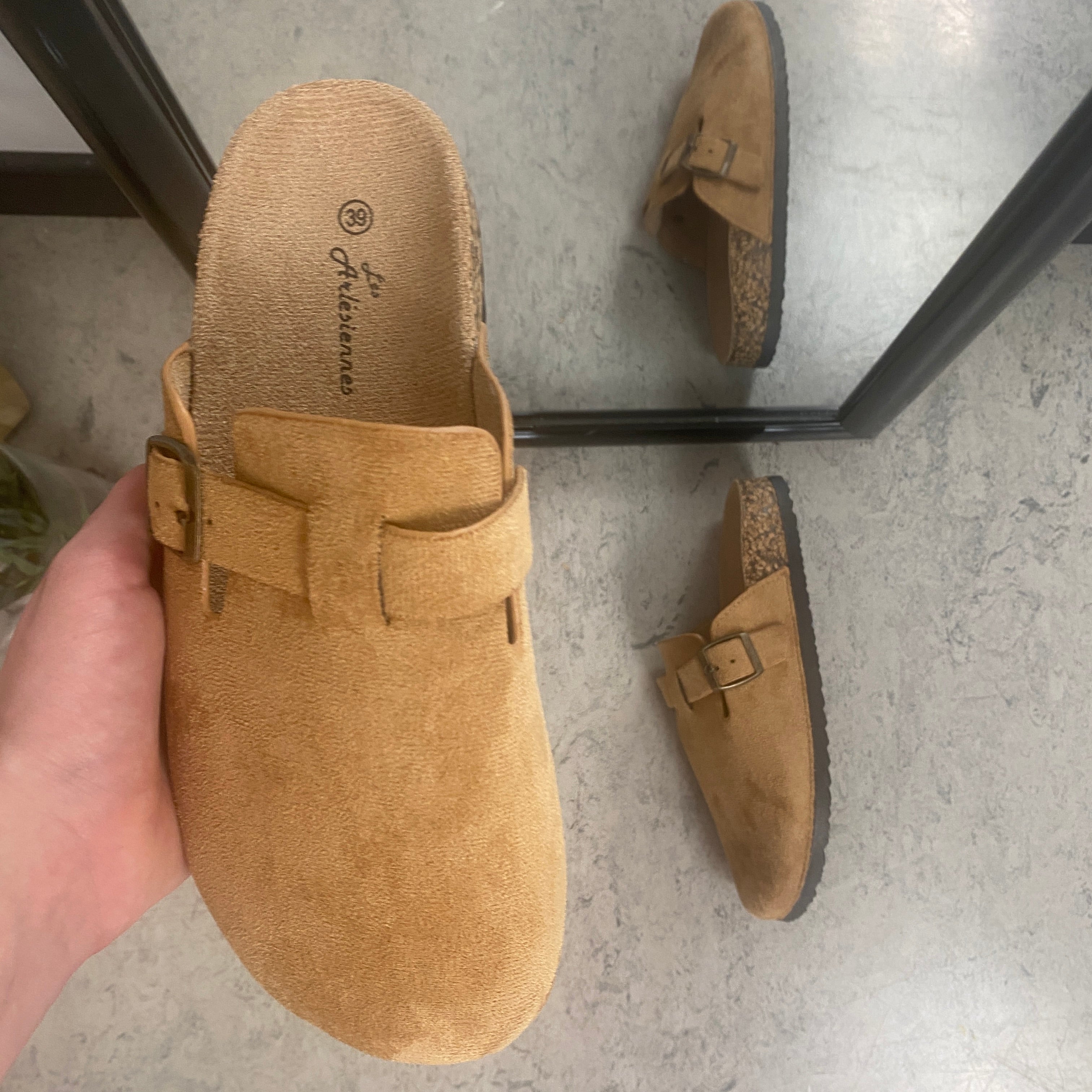 Lys brun slip on sandal i tekstil – let & naturlig model