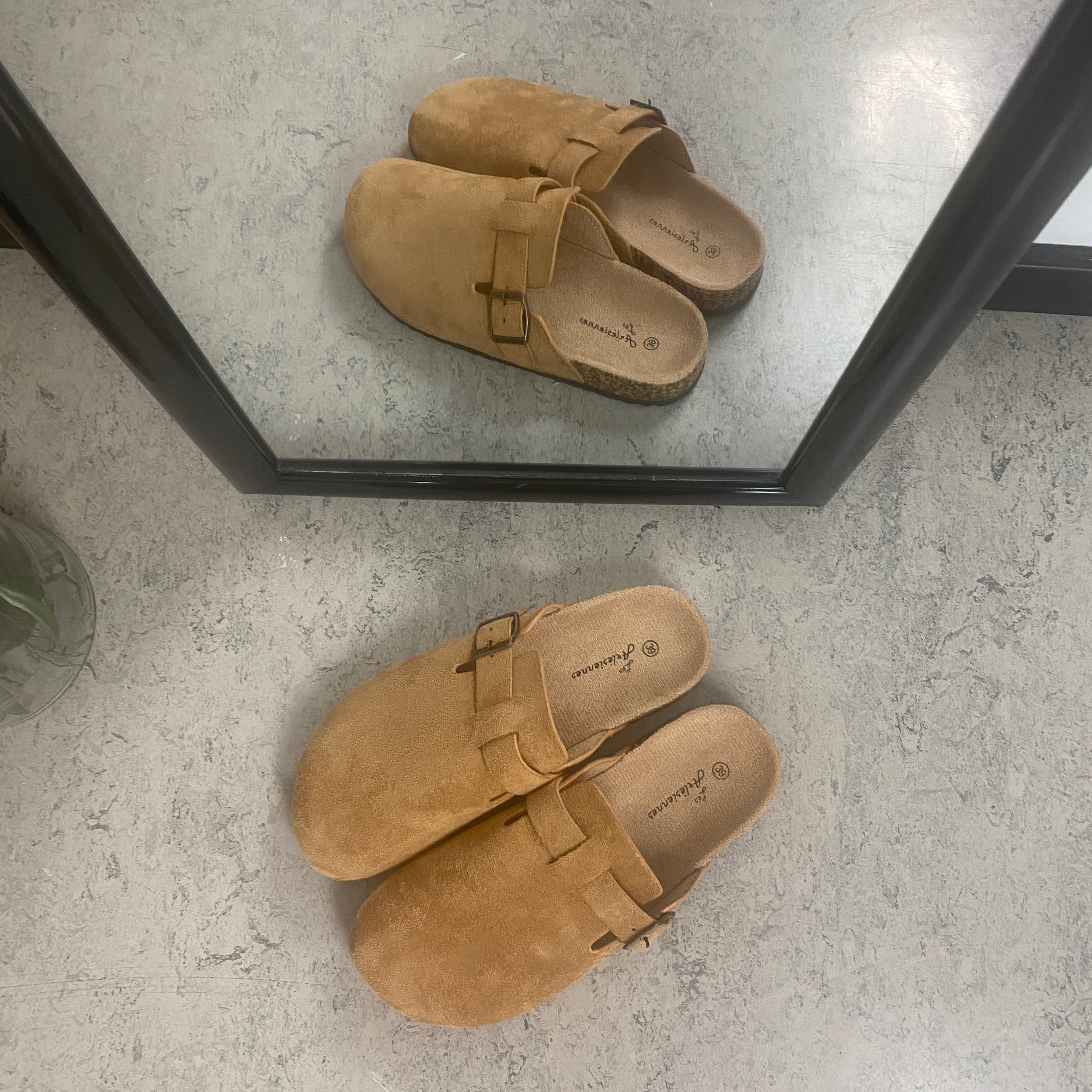 Lys brun slip on sandal i tekstil – let & naturlig model