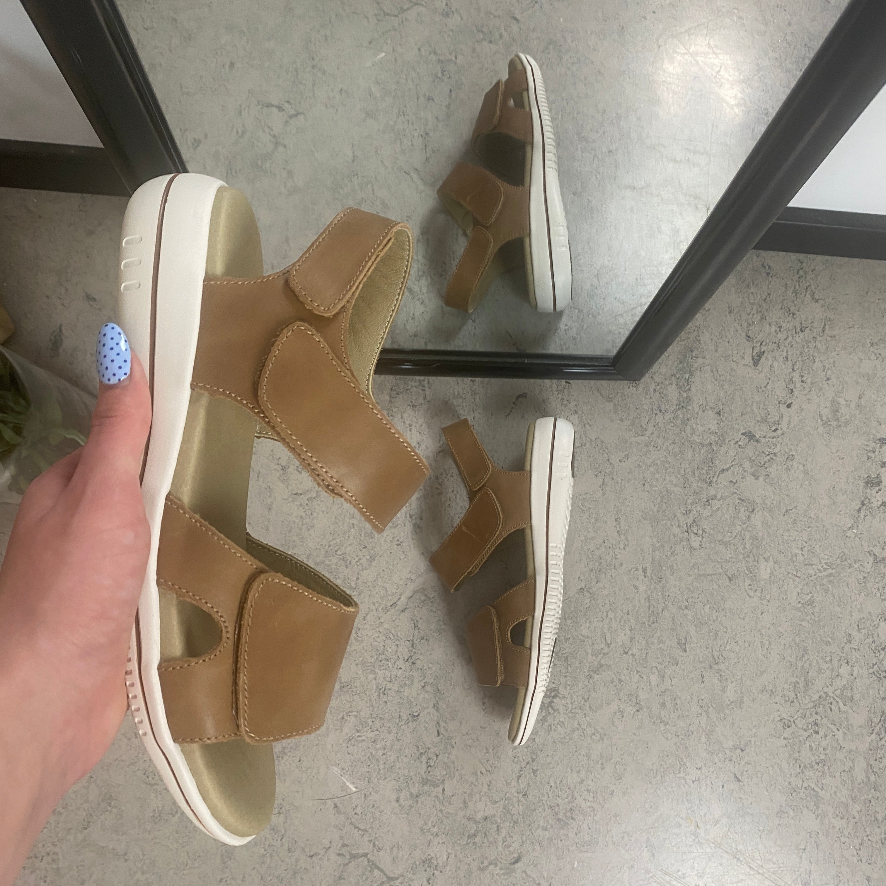 Green Comfort Leaf sandal – lys brun sandal i skind med svangstøtte & velcro