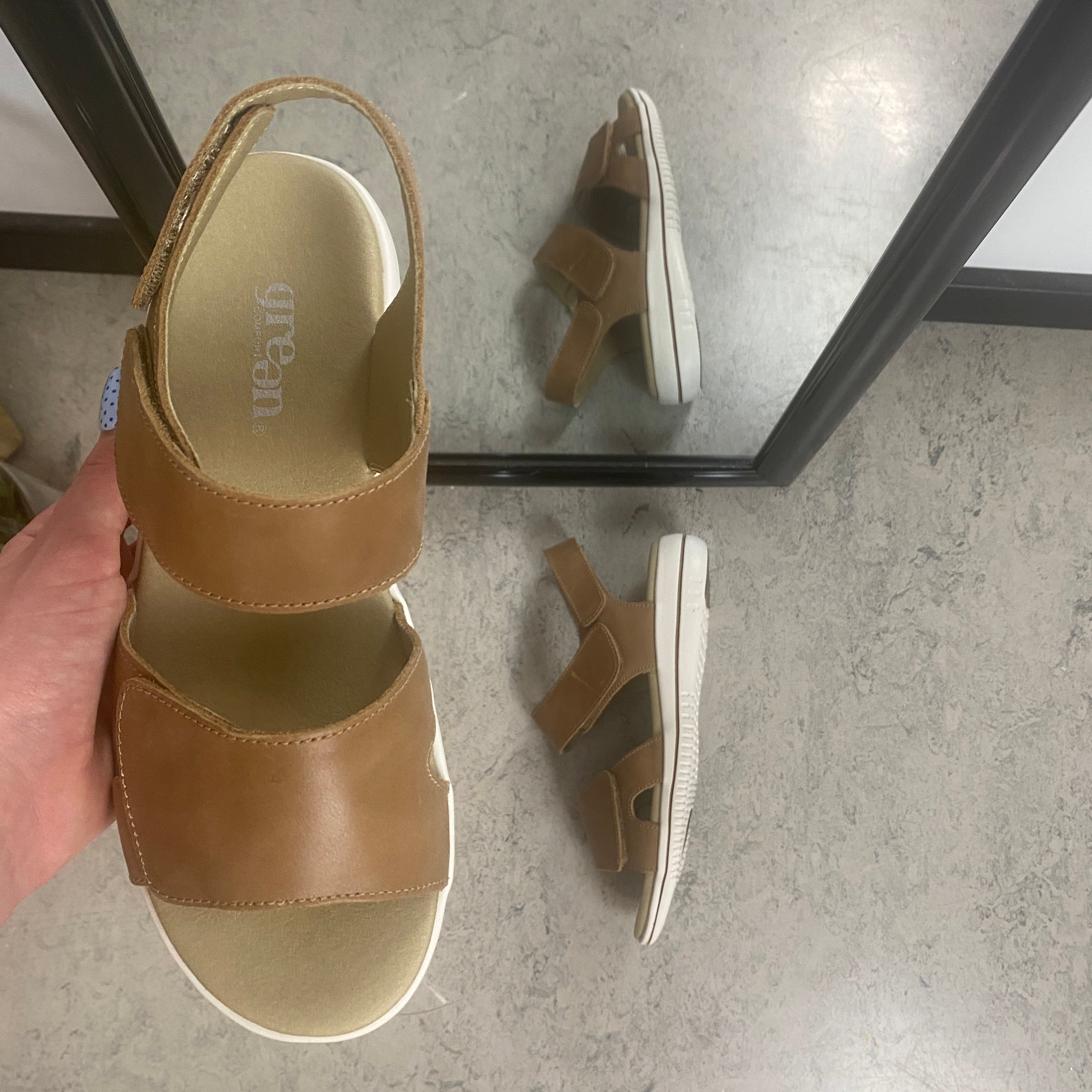 Green Comfort Leaf sandal – lys brun sandal i skind med svangstøtte & velcro