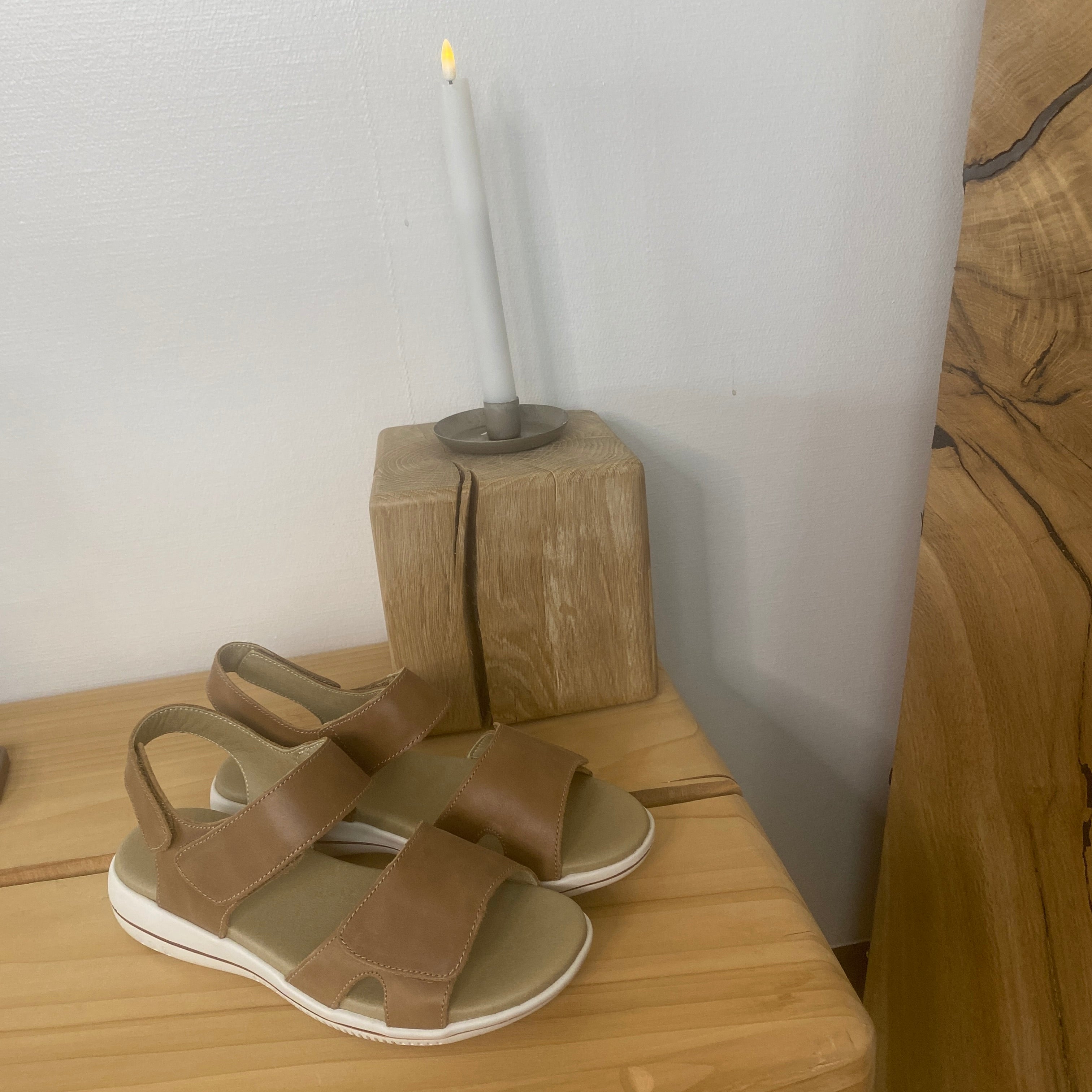 Green Comfort Leaf sandal – lys brun sandal i skind med svangstøtte & velcro